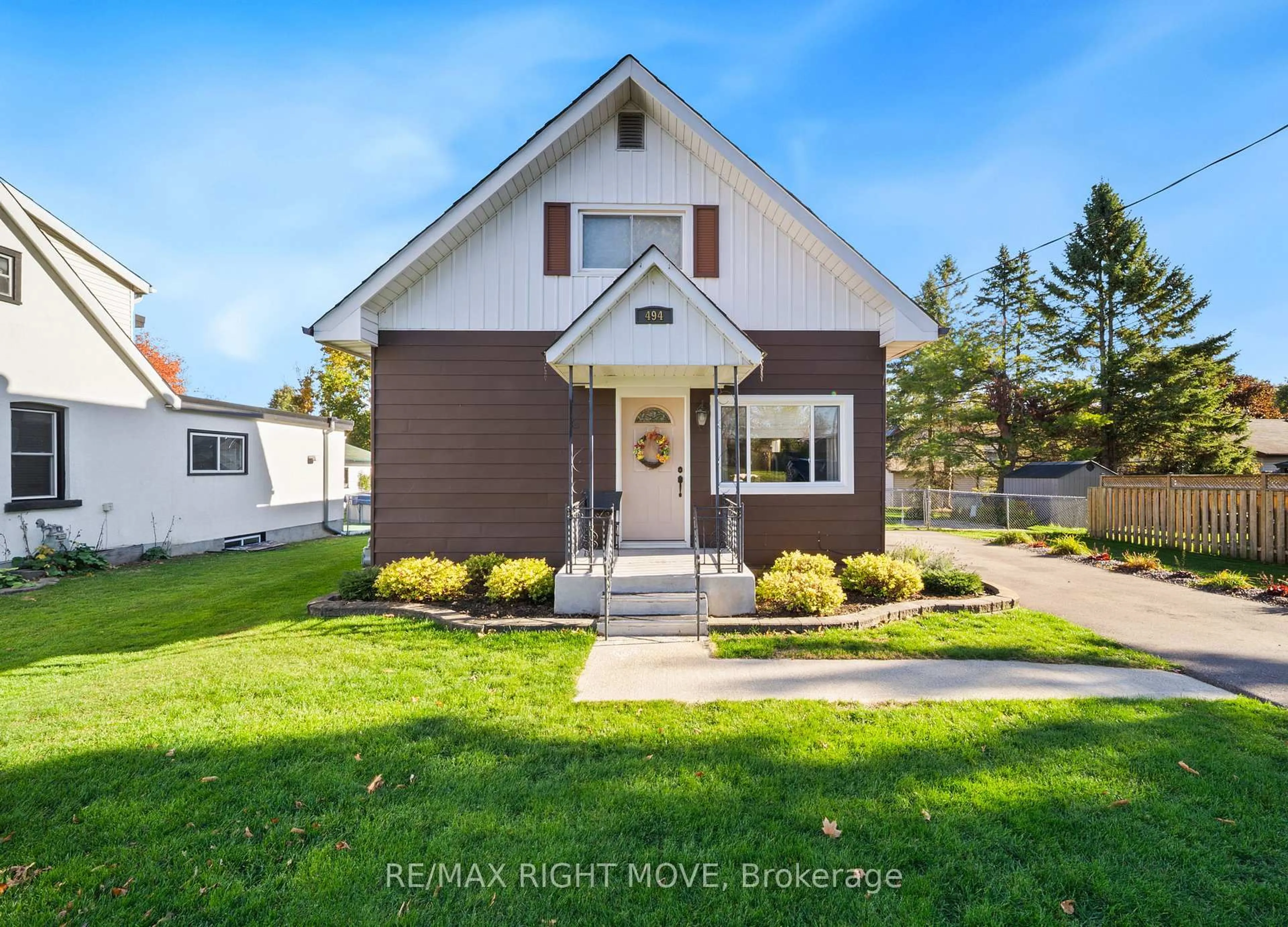 Home with vinyl exterior material, street for 494 High St, Orillia Ontario L3V 4X7