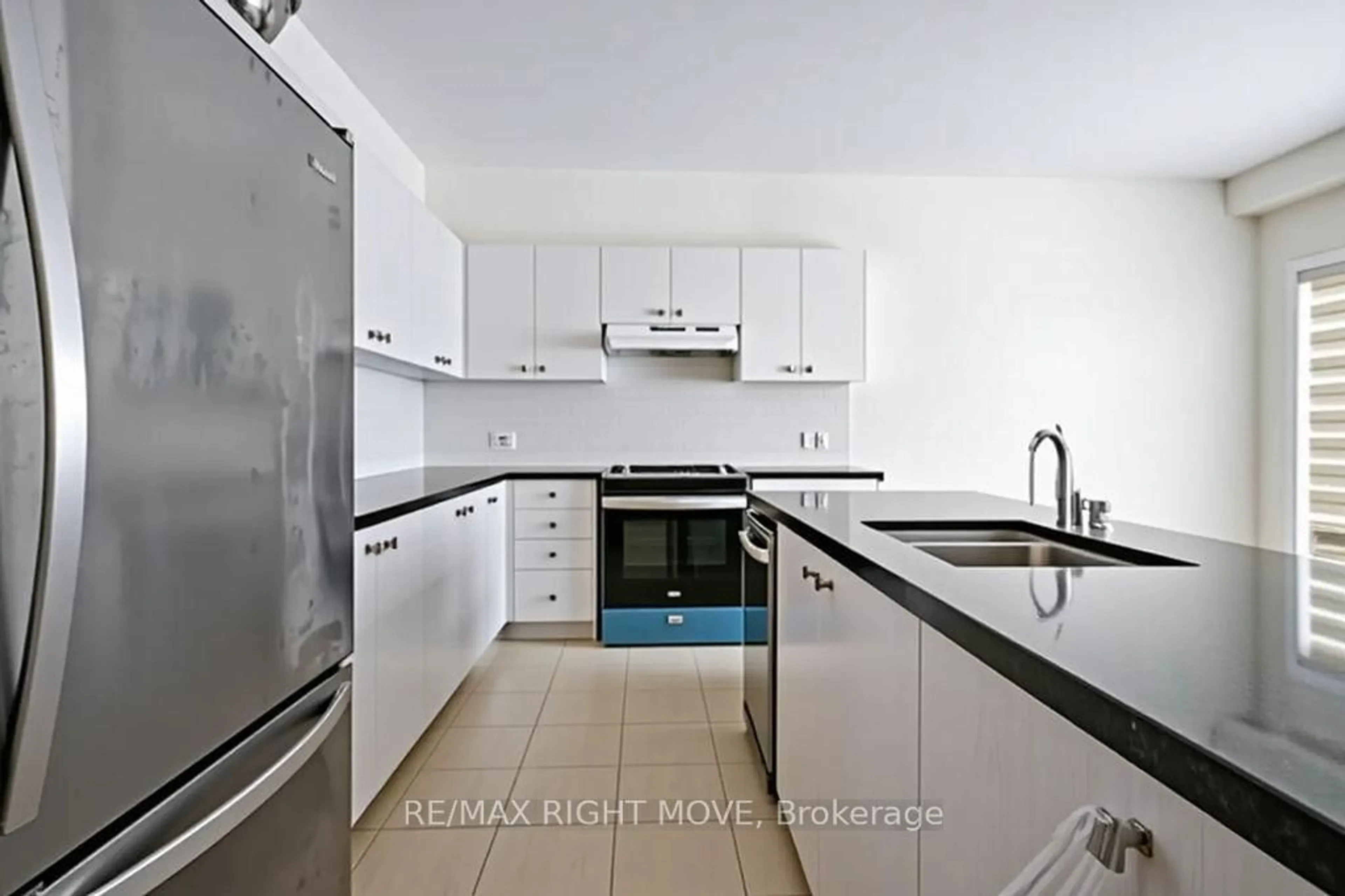 Standard kitchen, ceramic/tile floor for 90 Atlantis Dr, Orillia Ontario L3V 8L4