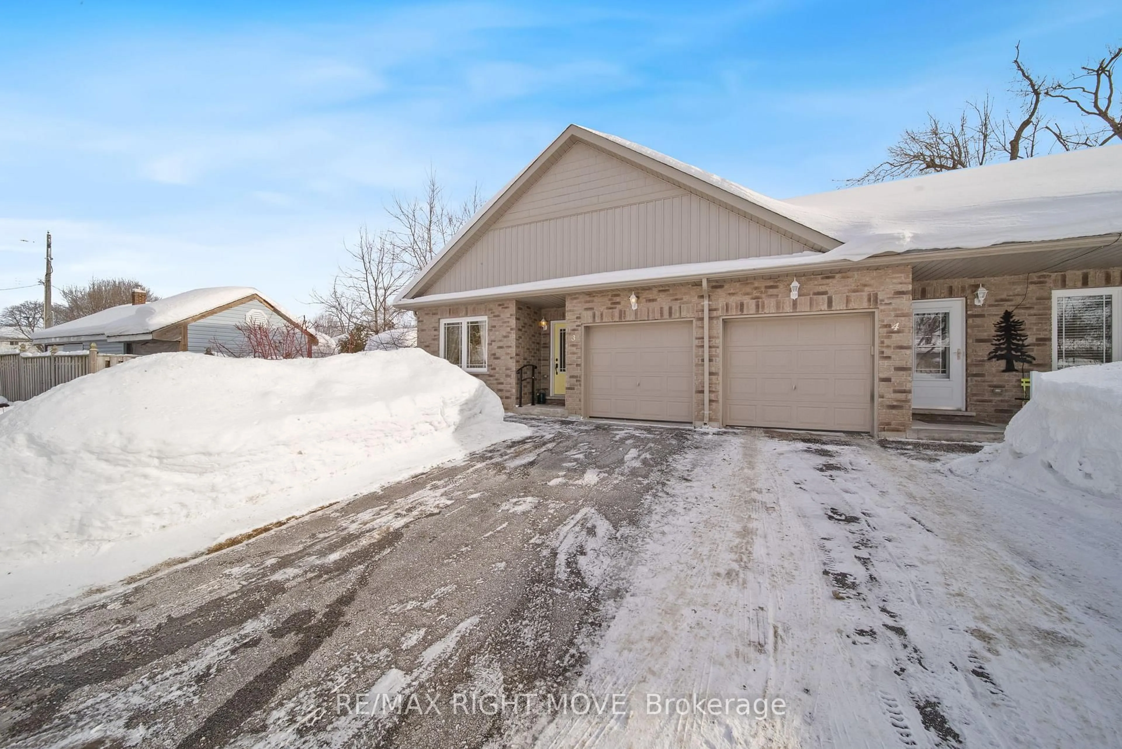 A pic from outside/outdoor area/front of a property/back of a property/a pic from drone, street for 3 Taylor Dr, Orillia Ontario L3V 0C7