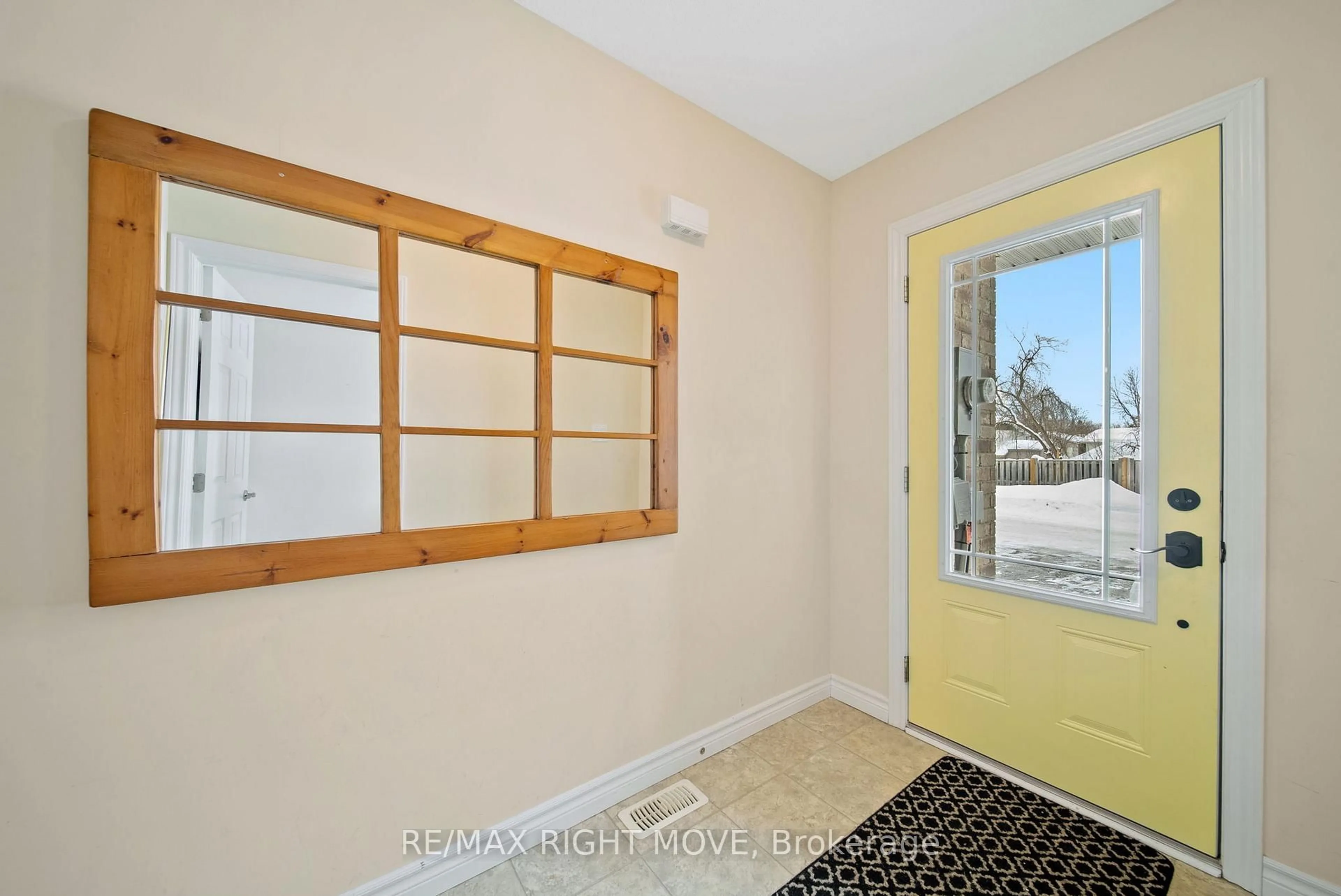 Indoor entryway for 3 Taylor Dr, Orillia Ontario L3V 0C7