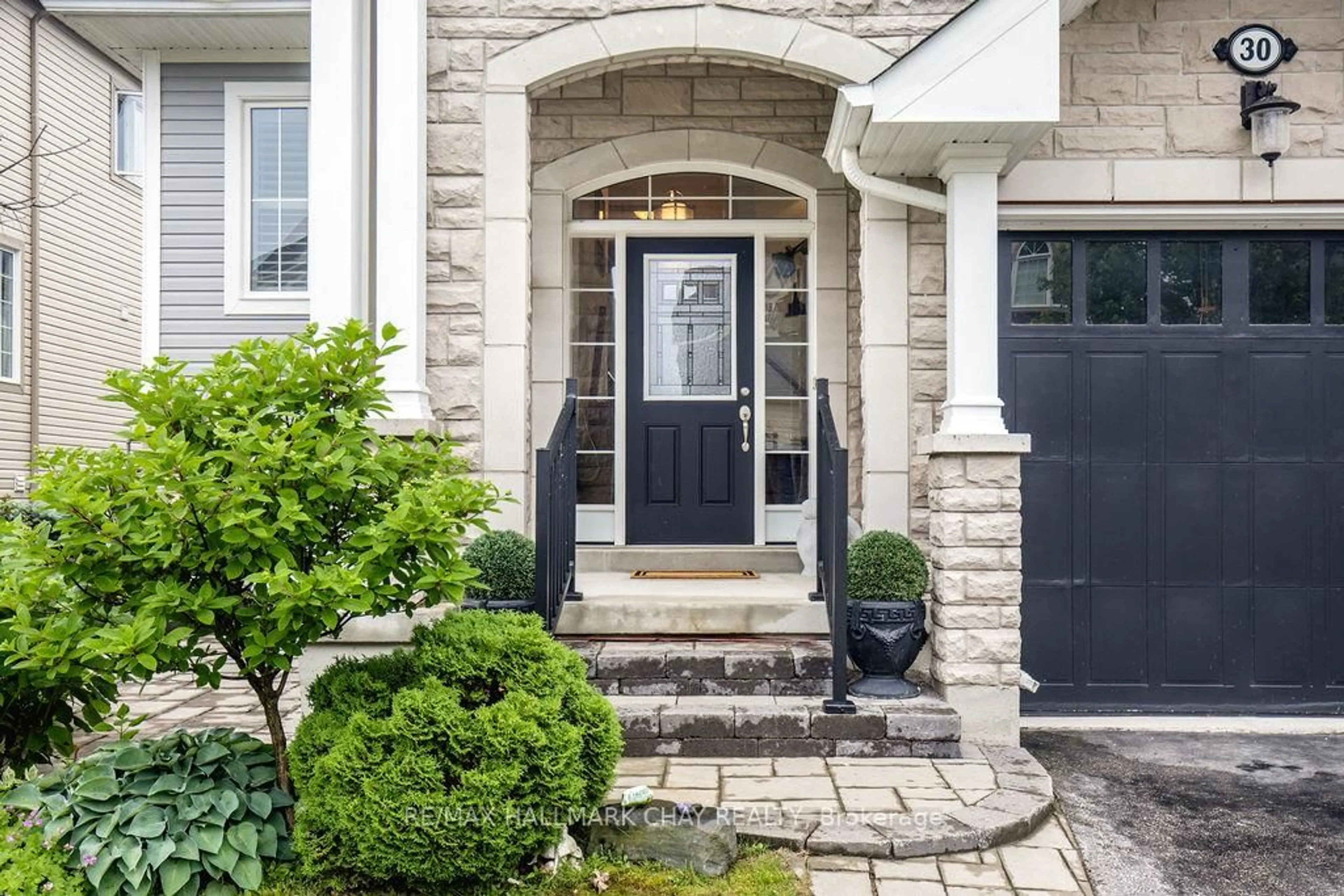 Indoor entryway for 30 Waterview Rd, Wasaga Beach Ontario L9A 1A4