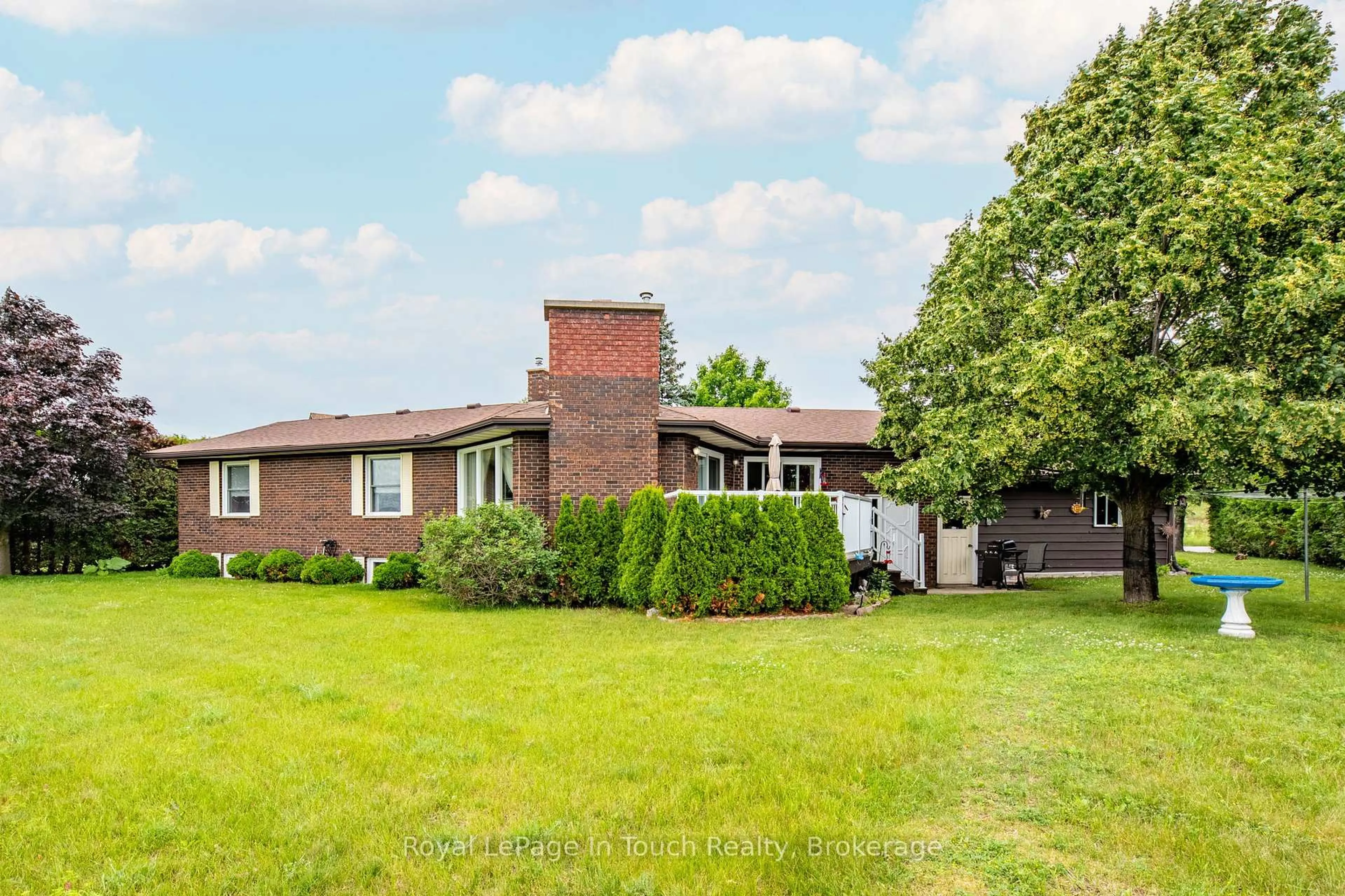 Home with brick exterior material, unknown for 40 Payette Dr, Penetanguishene Ontario L9M 1H5