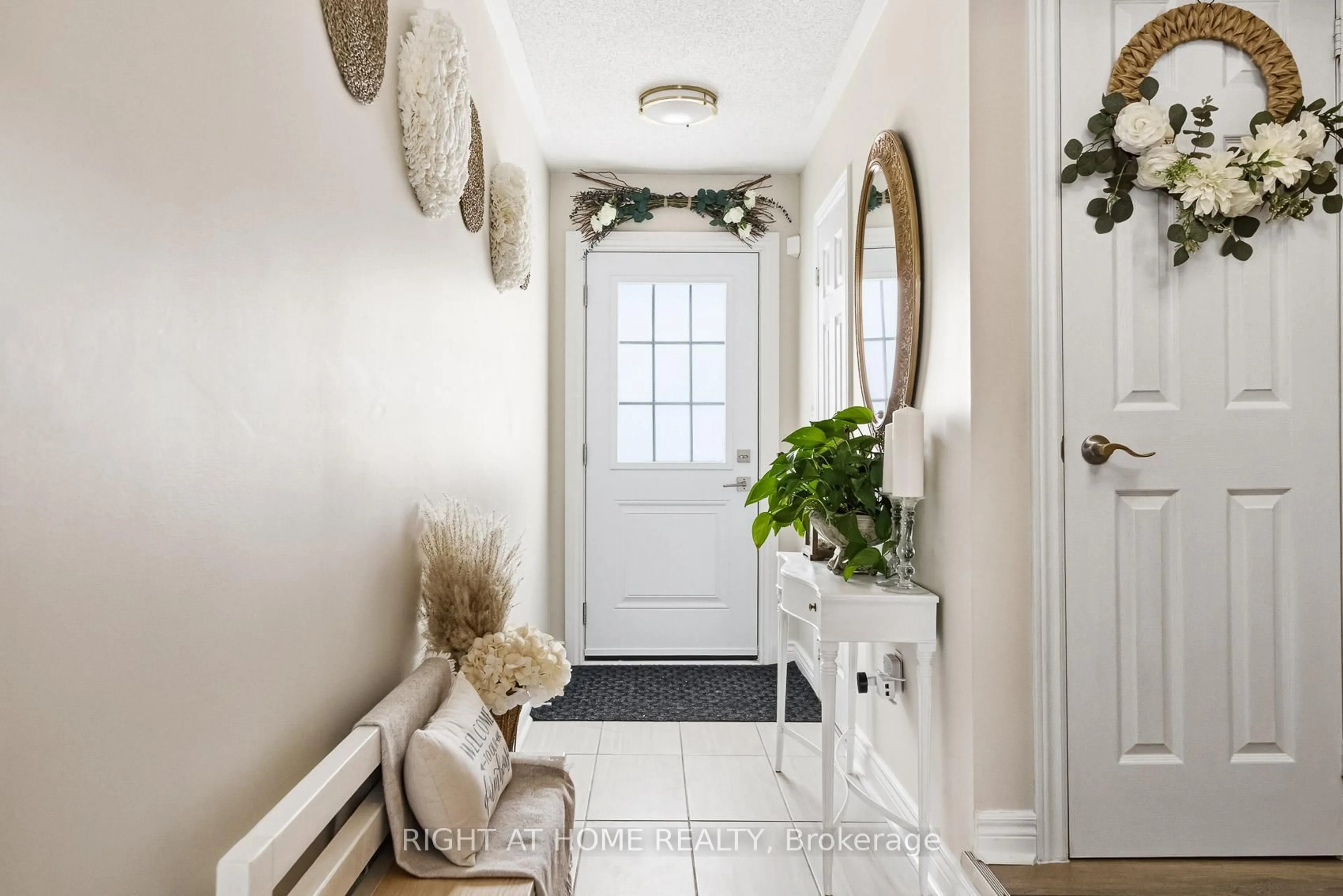 Indoor entryway for 430 Mapleview Dr #37, Barrie Ontario L4N 0H4