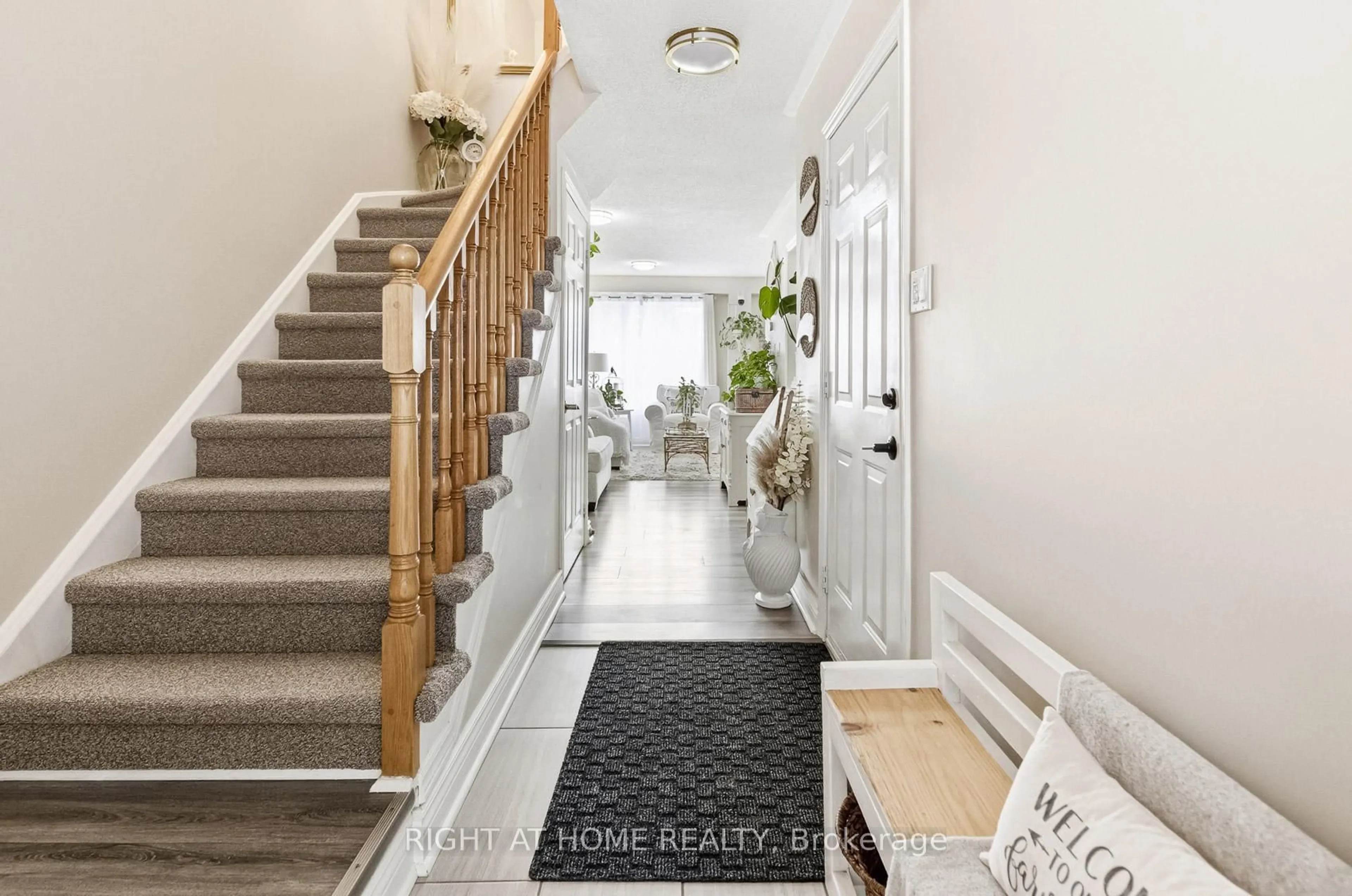 Indoor entryway for 430 Mapleview Dr #37, Barrie Ontario L4N 0H4