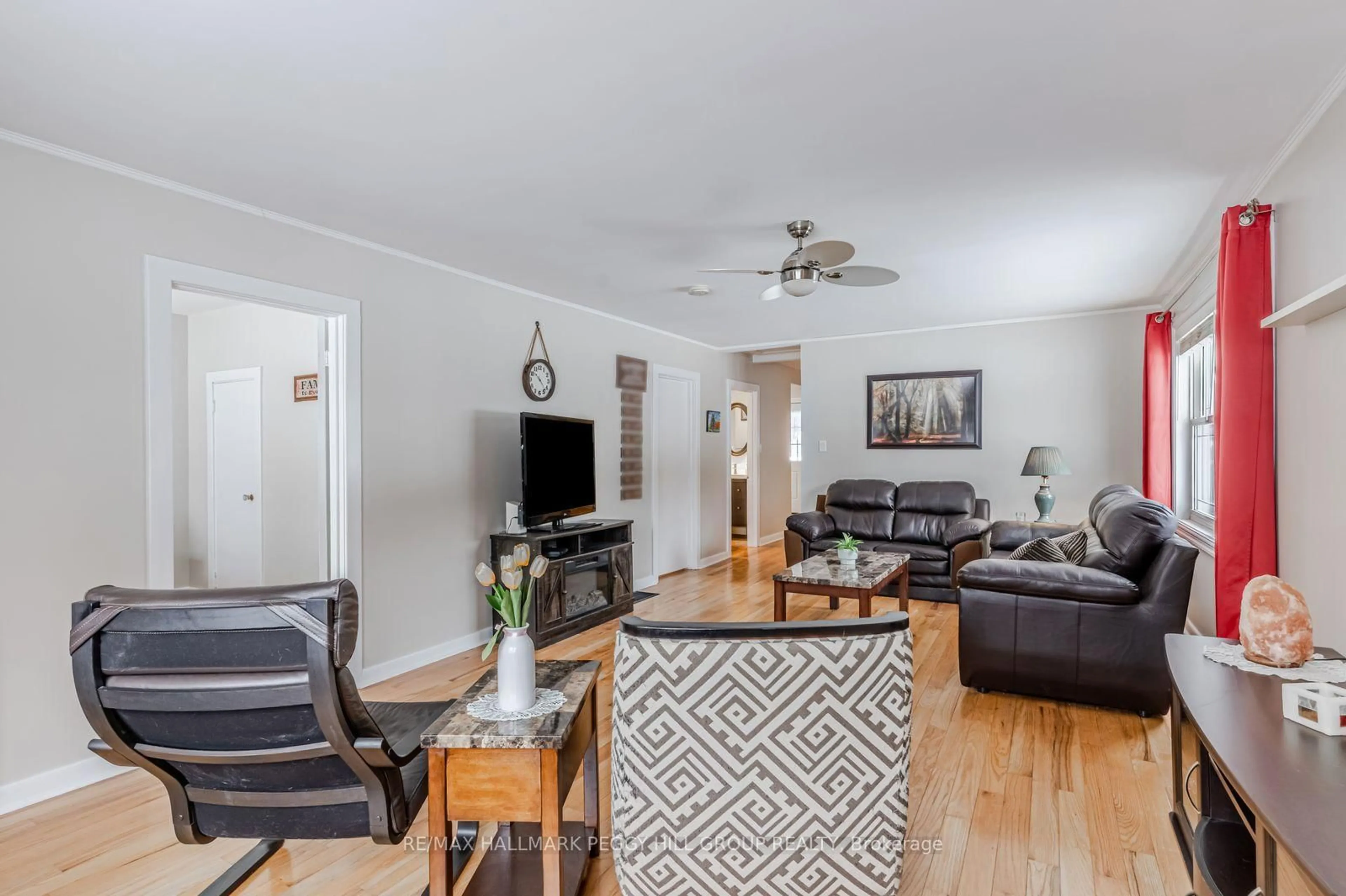 Living room with furniture, unknown for 320 Palmer St, Tay Ontario L0K 2C0