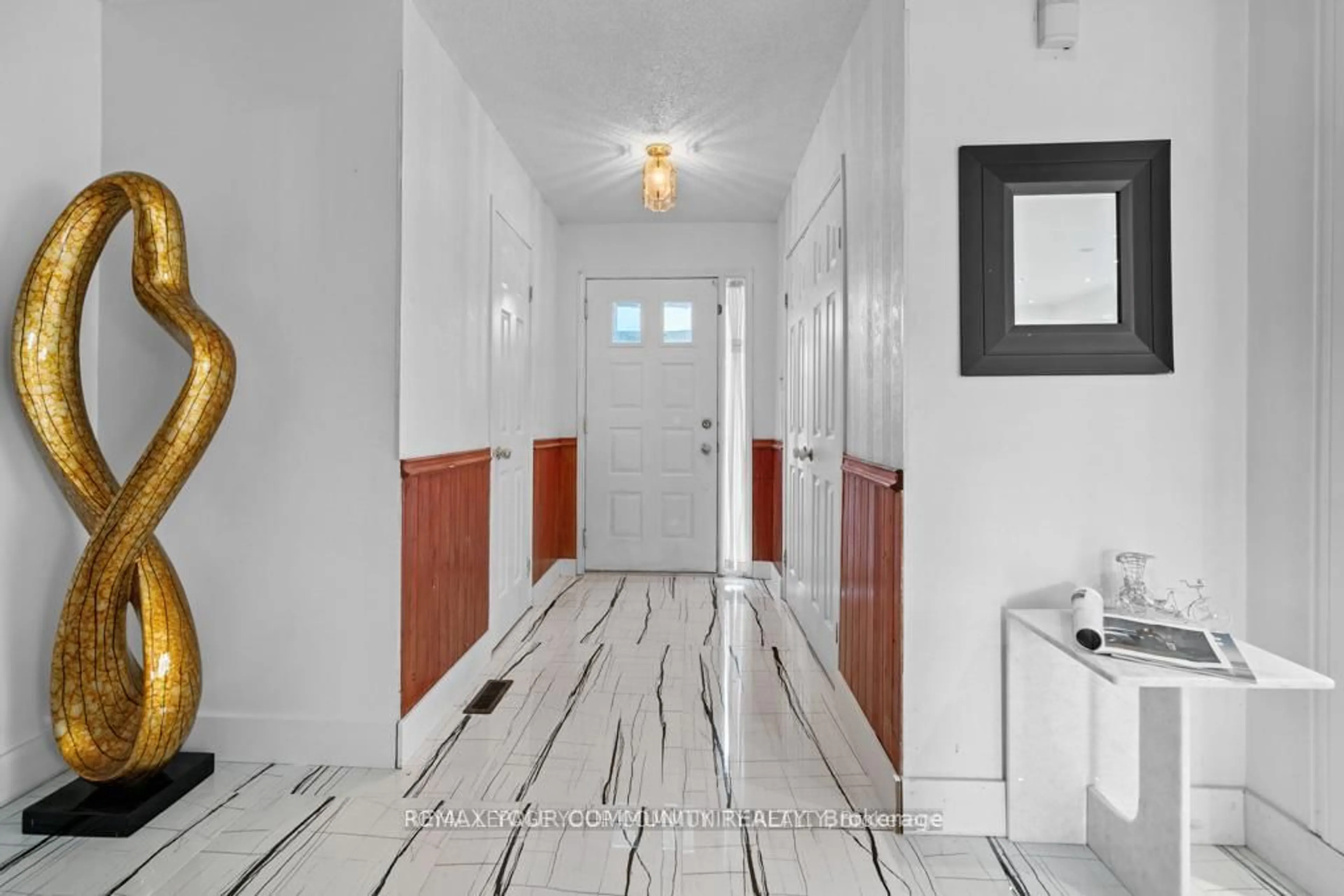 Indoor entryway for 104 Garden Dr, Barrie Ontario L4N 5K2