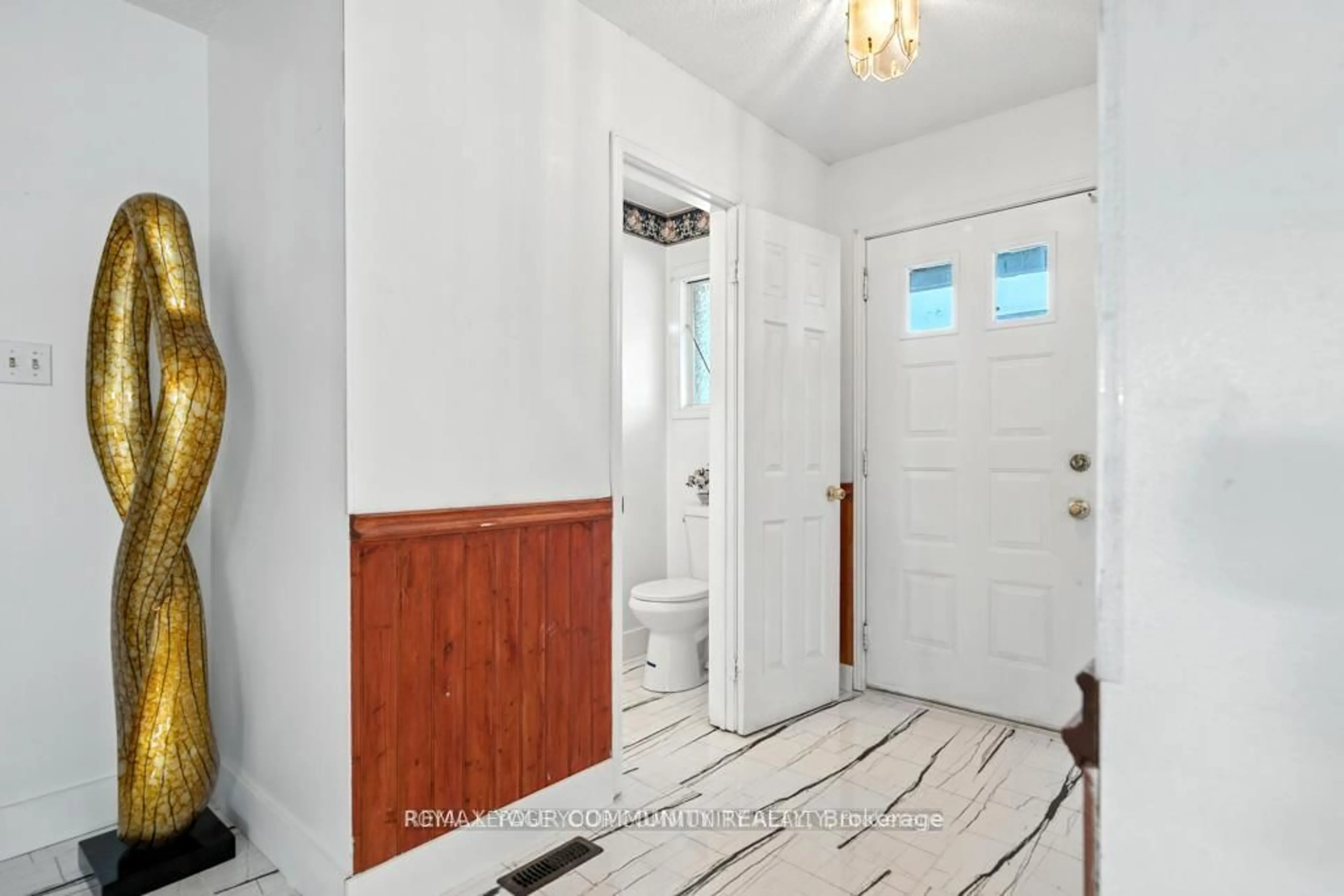 Indoor entryway for 104 Garden Dr, Barrie Ontario L4N 5K2