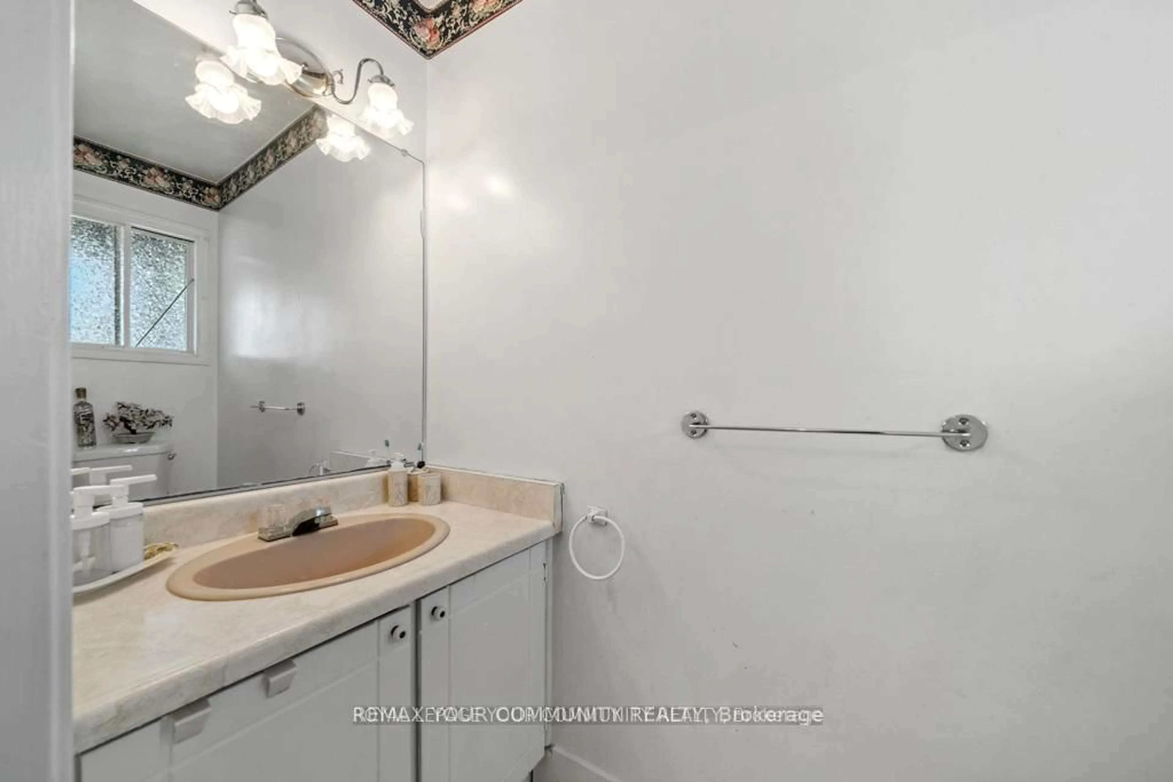 Standard bathroom, ceramic/tile floor for 104 Garden Dr, Barrie Ontario L4N 5K2