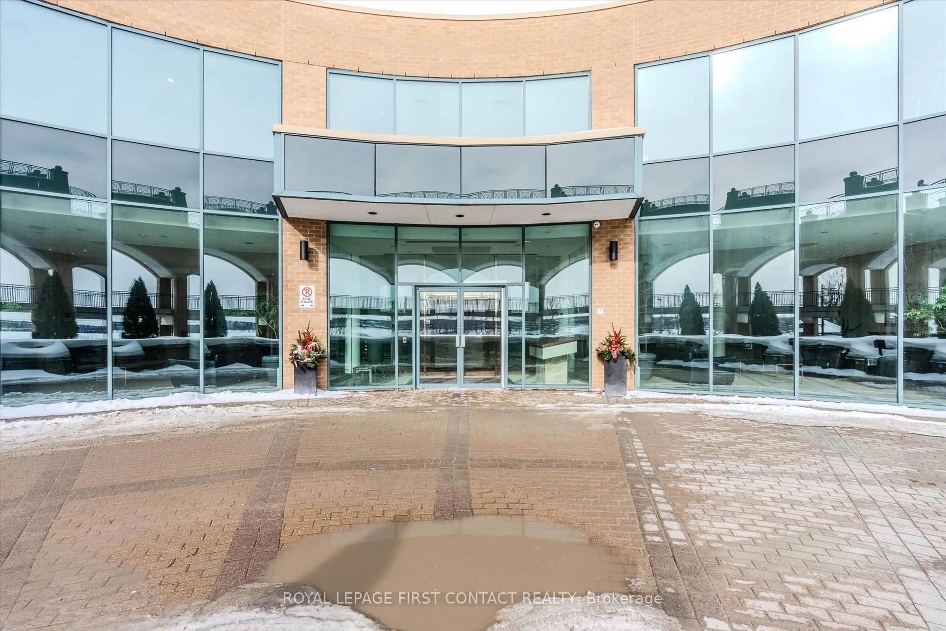 Indoor foyer for 140 Dunlop St #808, Barrie Ontario L4M 6H9