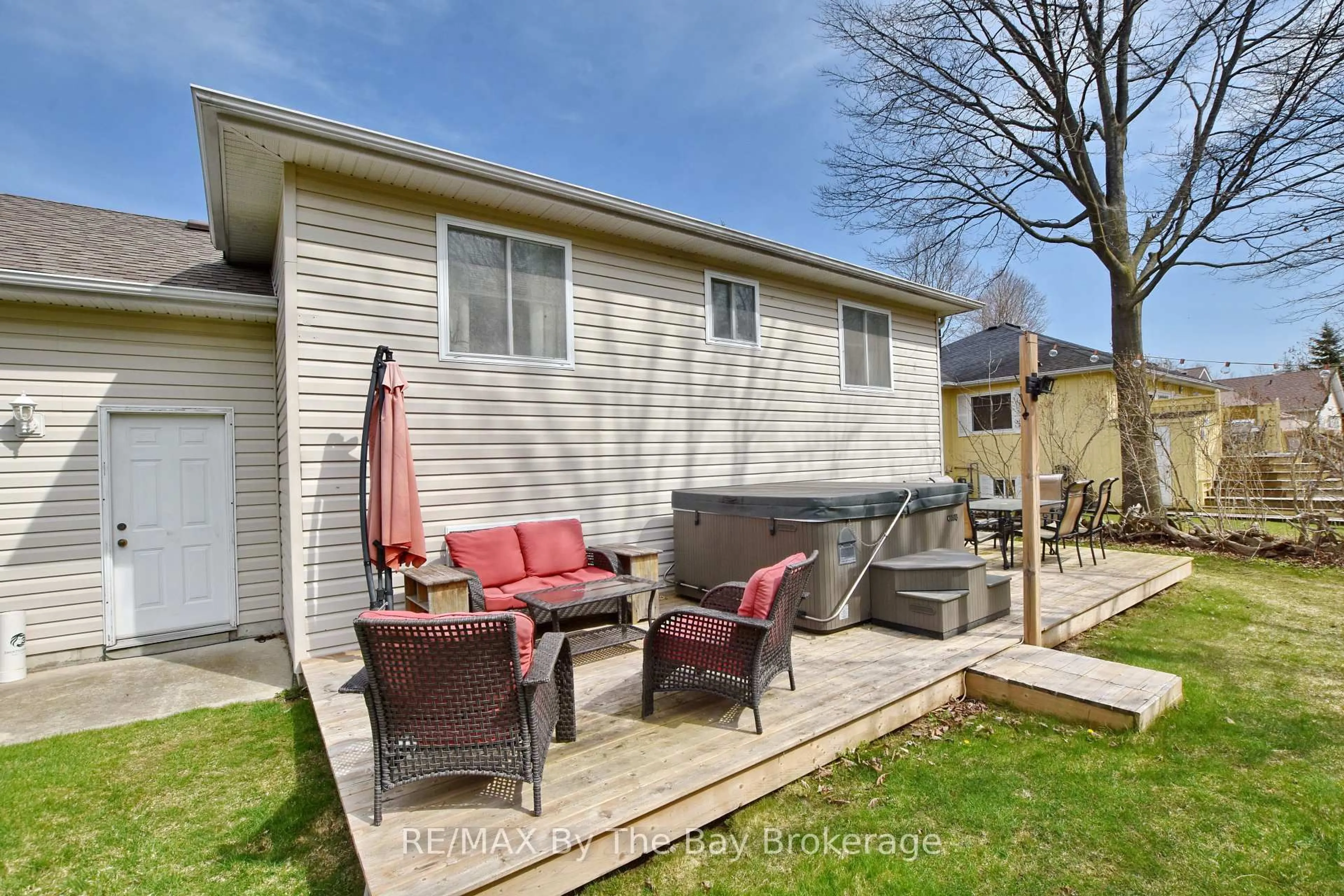 Patio, street for 8 Pridham Crt, Wasaga Beach Ontario L9Z 1M4