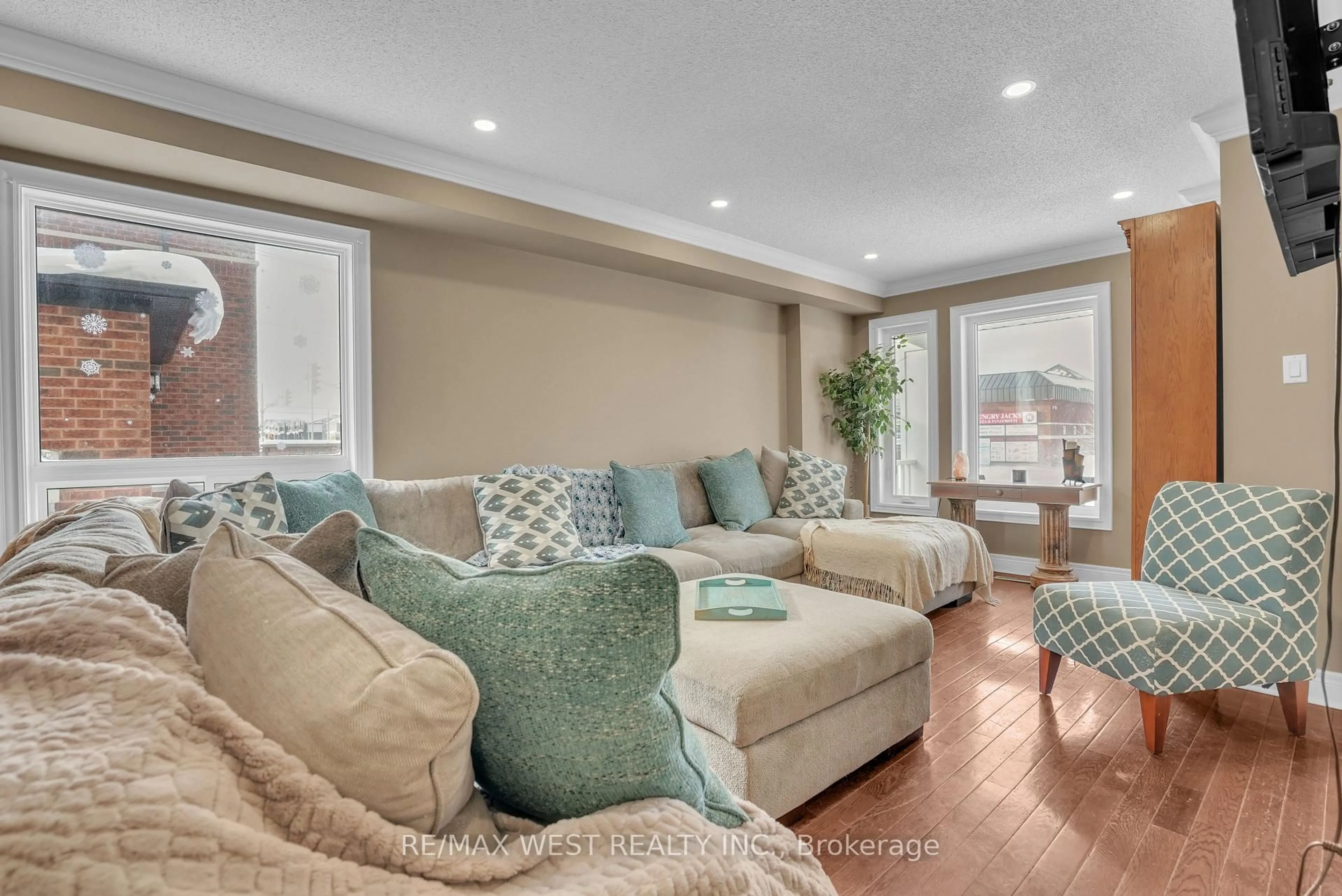 Living room with furniture, unknown for 173 Prince William Way, Barrie Ontario L4M 7G4