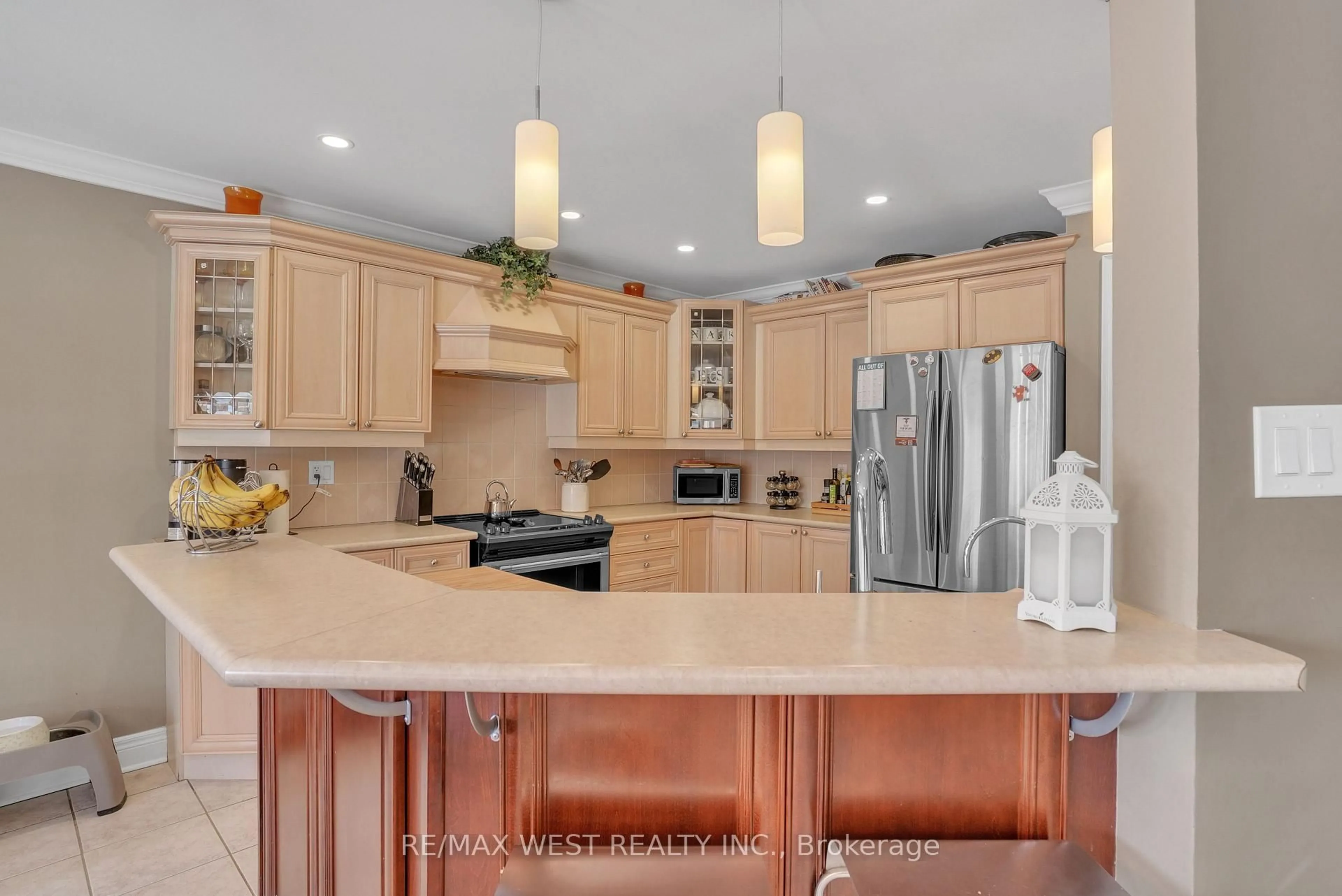 Open concept kitchen, ceramic/tile floor for 173 Prince William Way, Barrie Ontario L4M 7G4