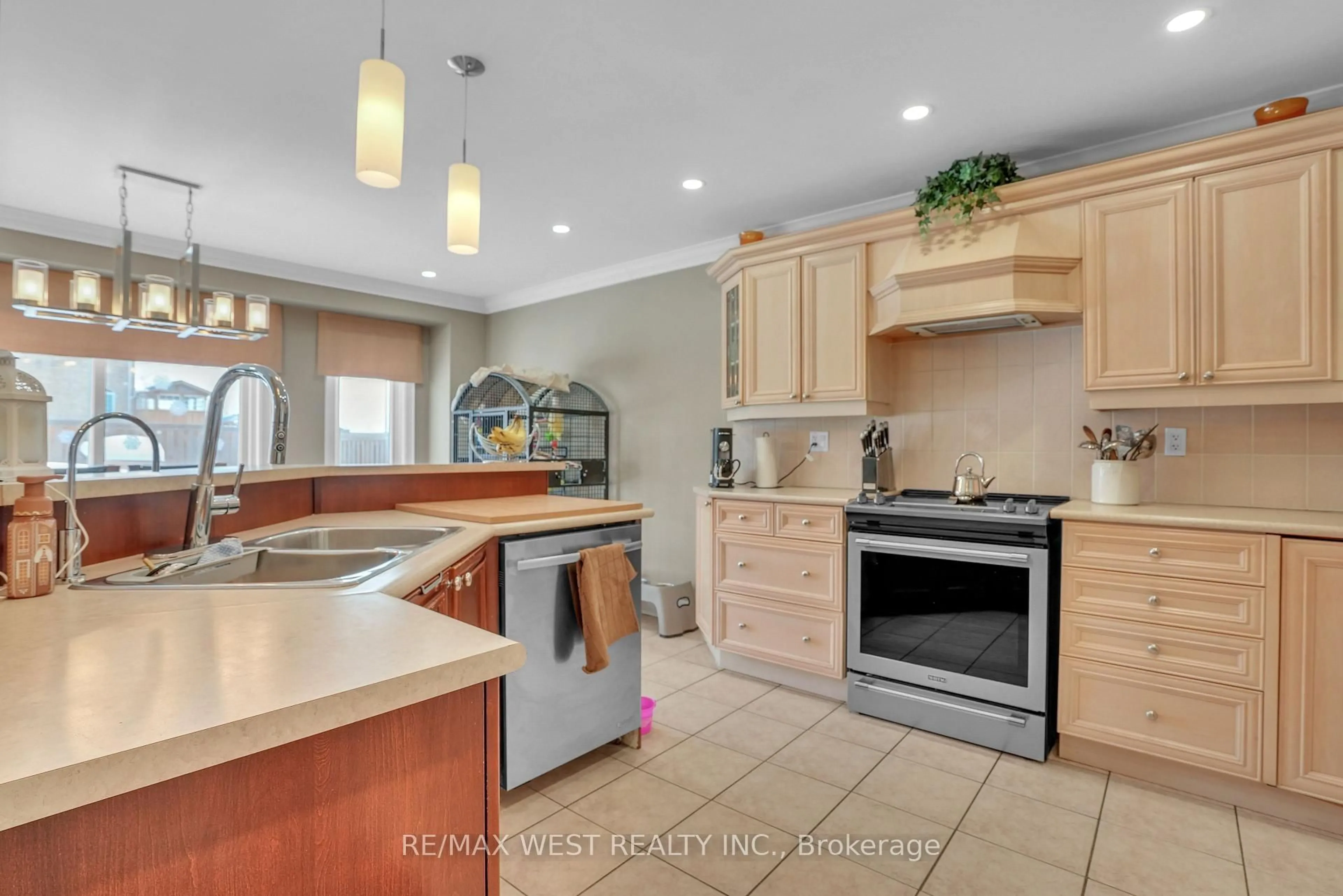 Open concept kitchen, ceramic/tile floor for 173 Prince William Way, Barrie Ontario L4M 7G4