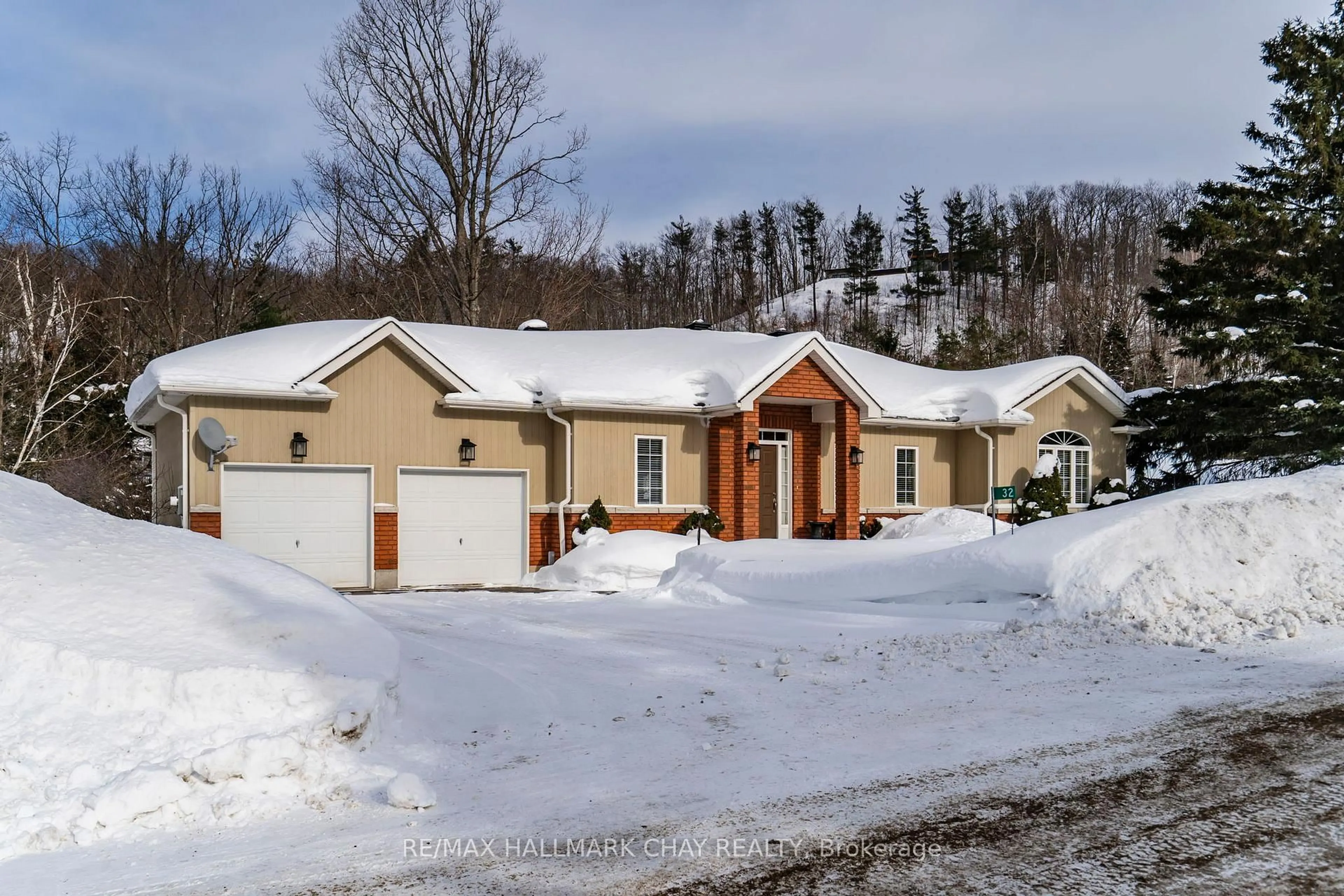 A pic from outside/outdoor area/front of a property/back of a property/a pic from drone, street for 32 Valleycrest Dr, Oro-Medonte Ontario L0L 2L0