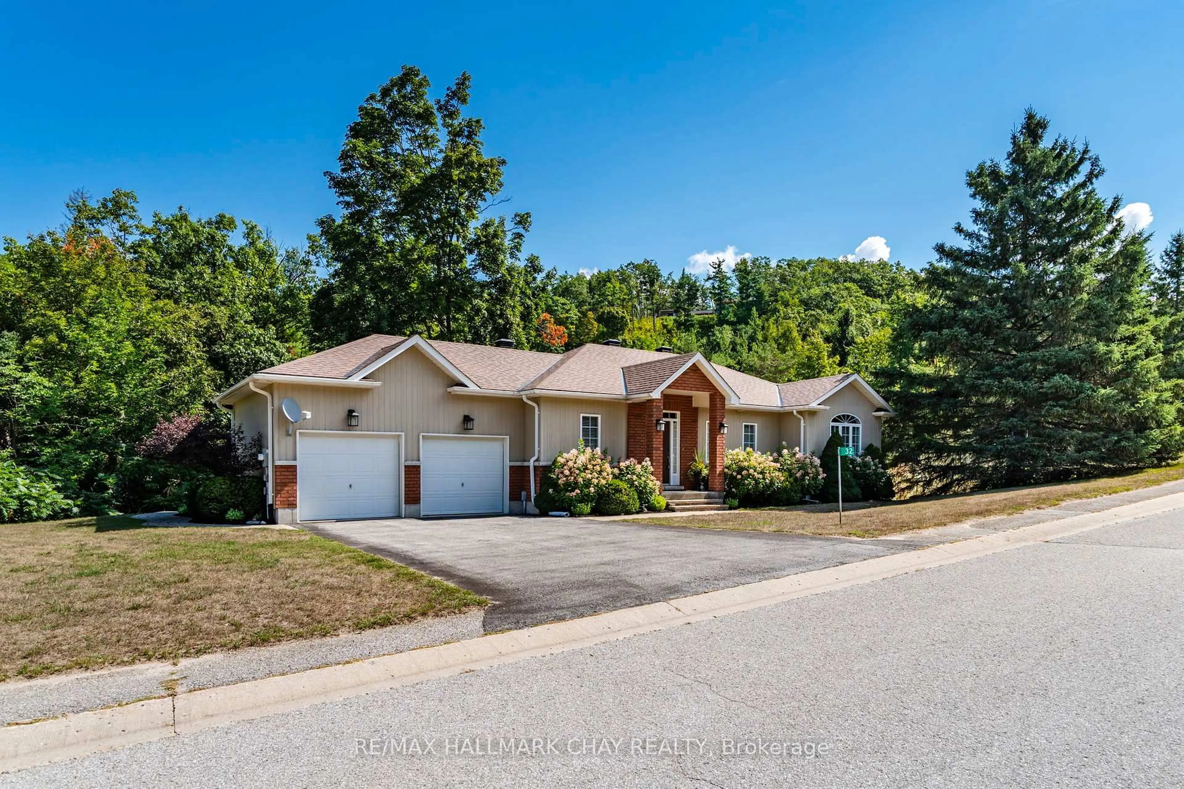 A pic from outside/outdoor area/front of a property/back of a property/a pic from drone, unknown for 32 Valleycrest Dr, Oro-Medonte Ontario L0L 2L0