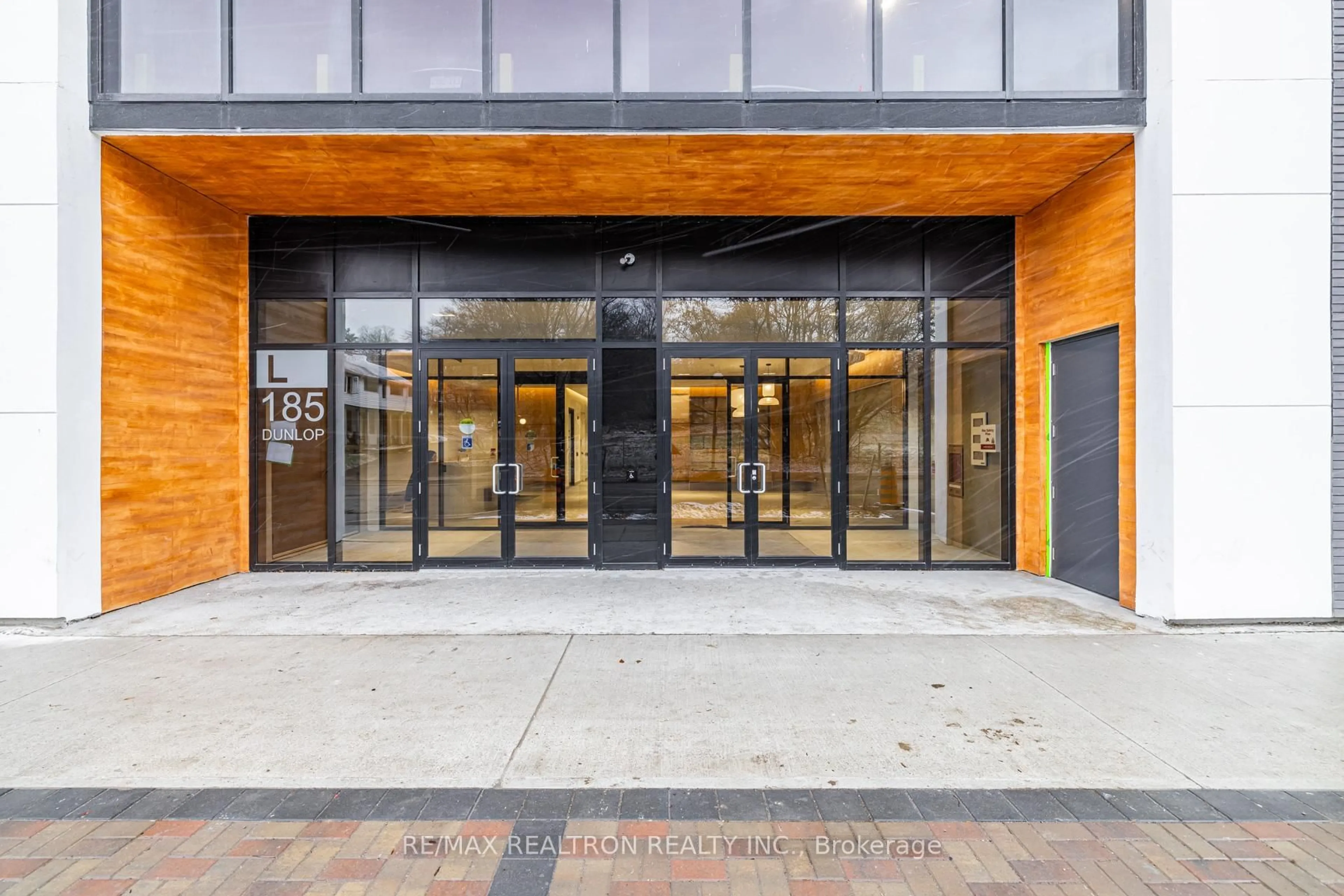 Indoor foyer for 185 Dunlop St #814, Barrie Ontario L4M 1A6