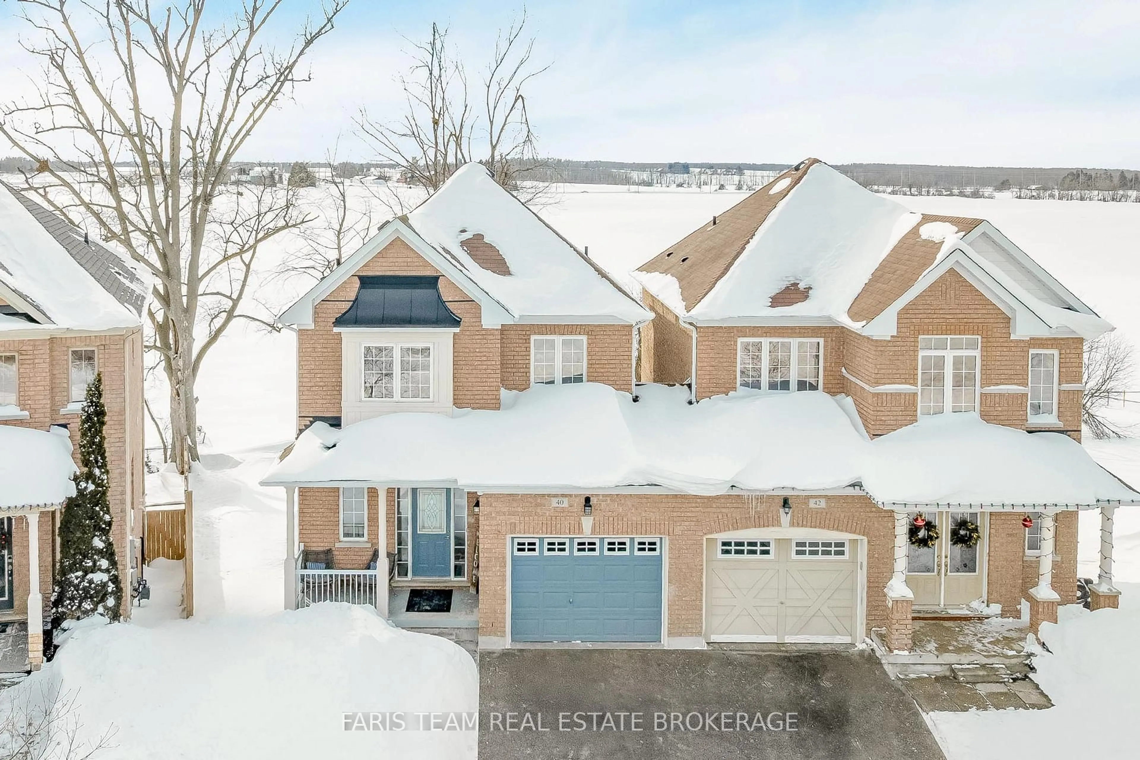A pic from outside/outdoor area/front of a property/back of a property/a pic from drone, street for 40 Forsyth Cres, Barrie Ontario L4N 7T6