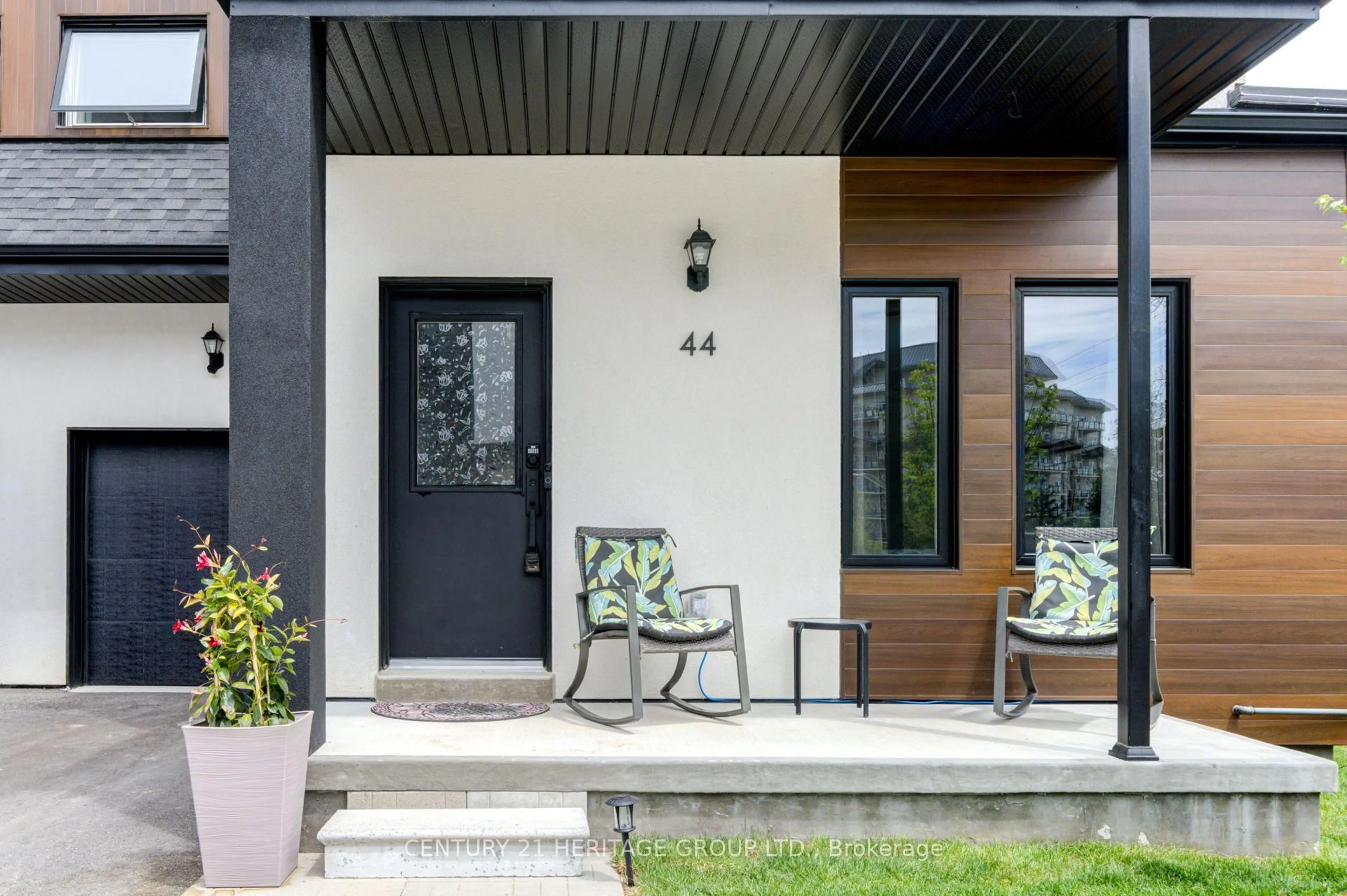 Indoor entryway for 44 Ruby Cres, Orillia Ontario L3V 8M3