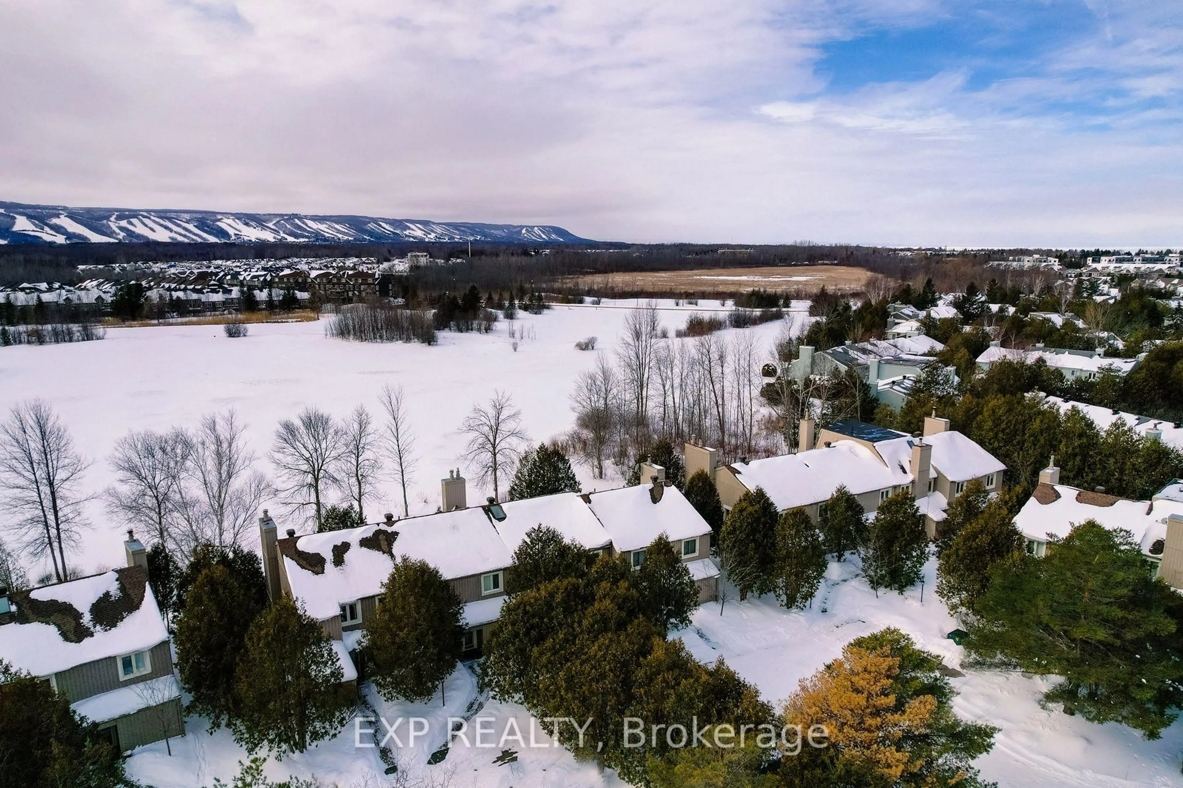 A pic from outside/outdoor area/front of a property/back of a property/a pic from drone, mountain view for 576 Oxbow Cres #16, Collingwood Ontario L9Y 5B4