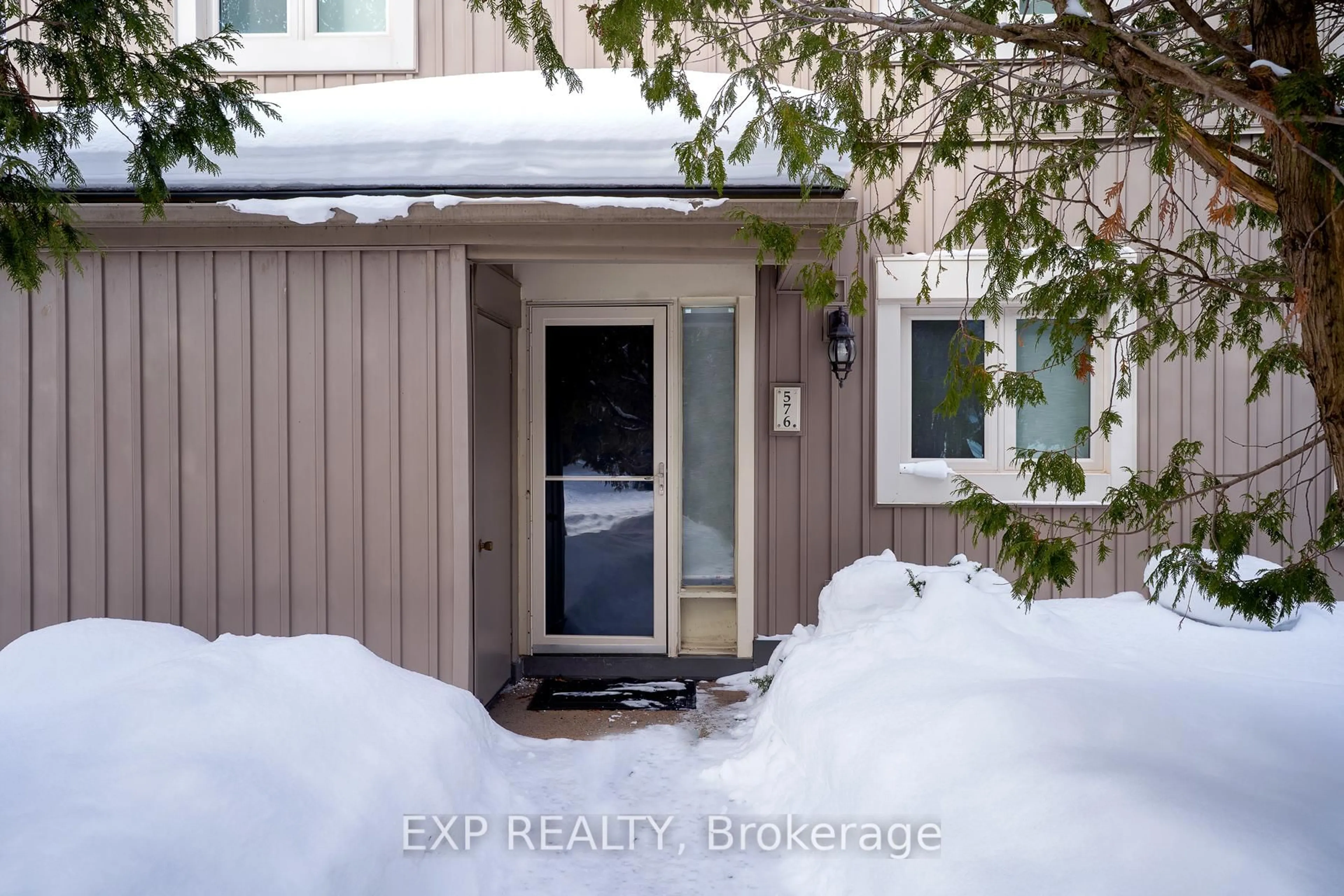 Indoor entryway for 576 Oxbow Cres #16, Collingwood Ontario L9Y 5B4
