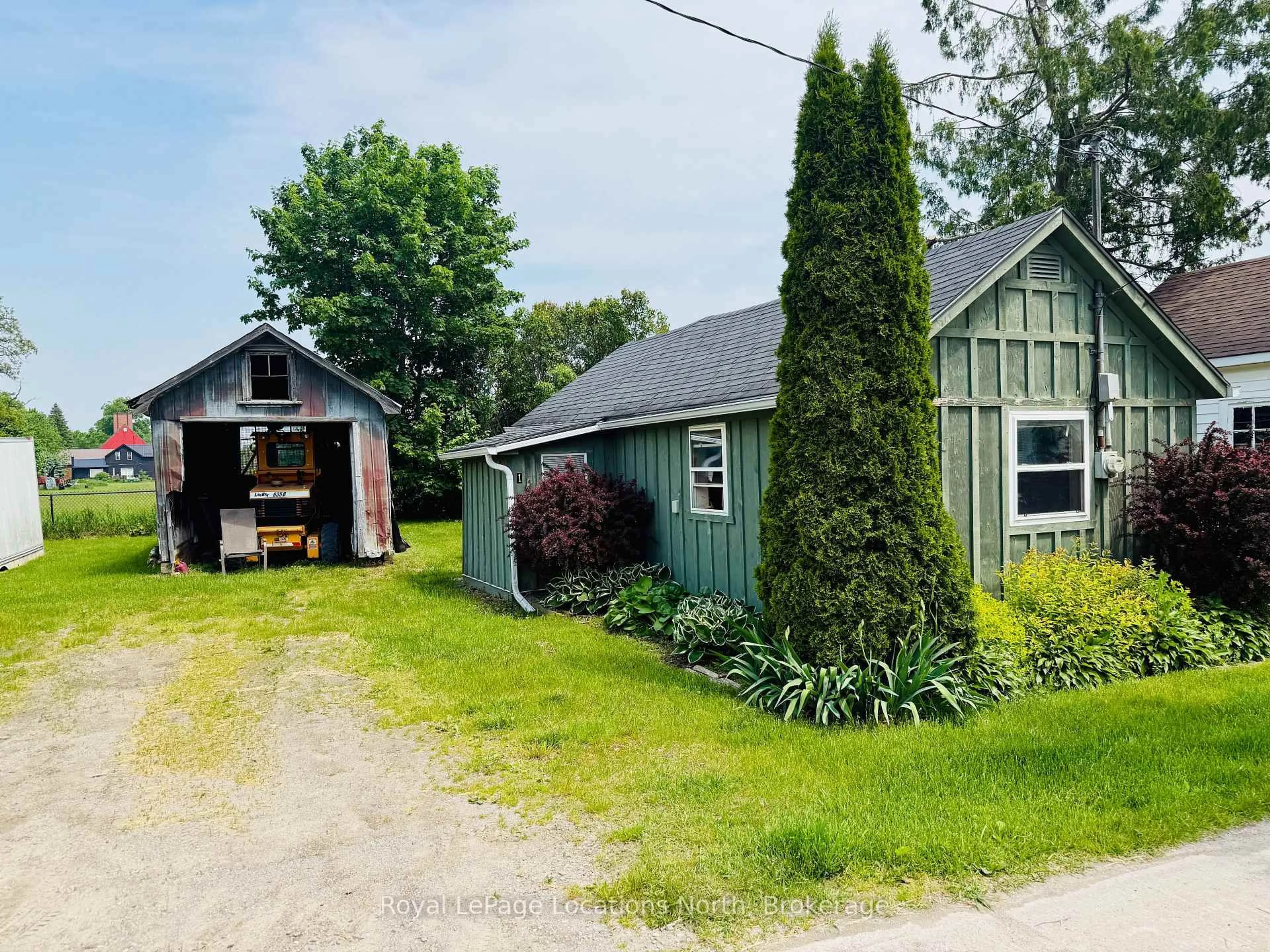 A pic from outside/outdoor area/front of a property/back of a property/a pic from drone, street for 177 Collingwood St, Clearview Ontario L0M 1G0