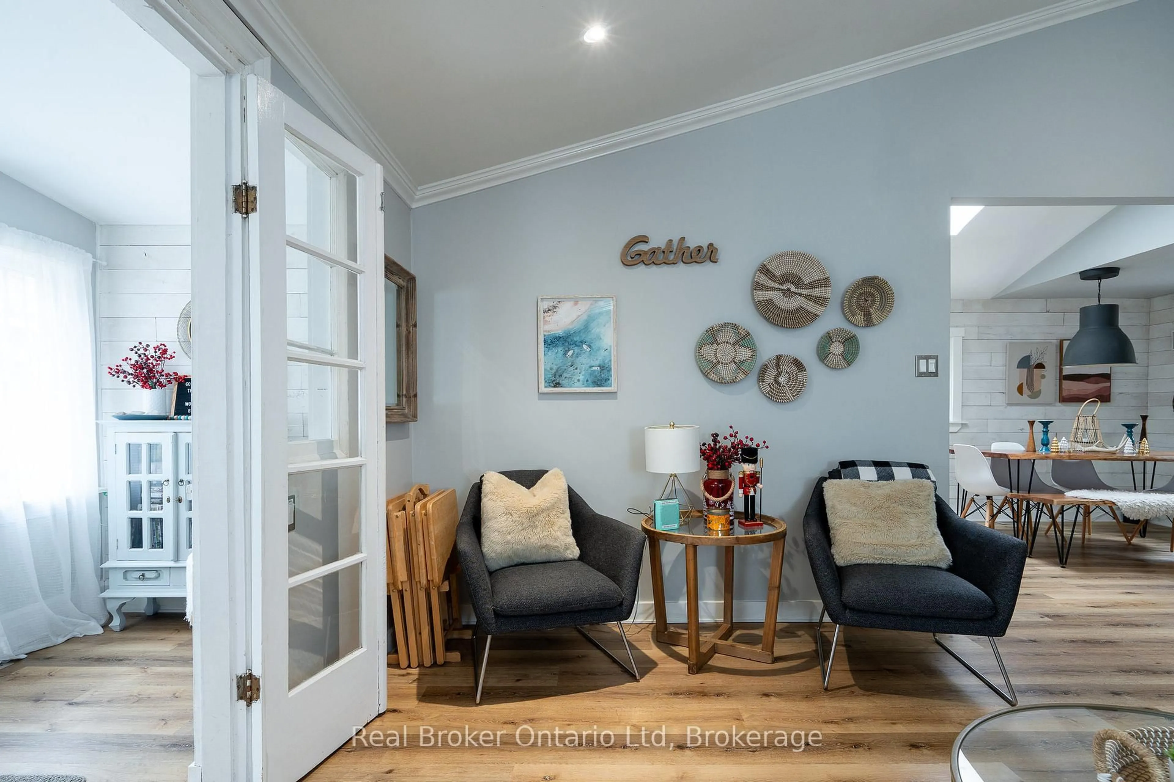 Indoor entryway for 1071 LAWSON Rd, Tiny Ontario L0L 1P0