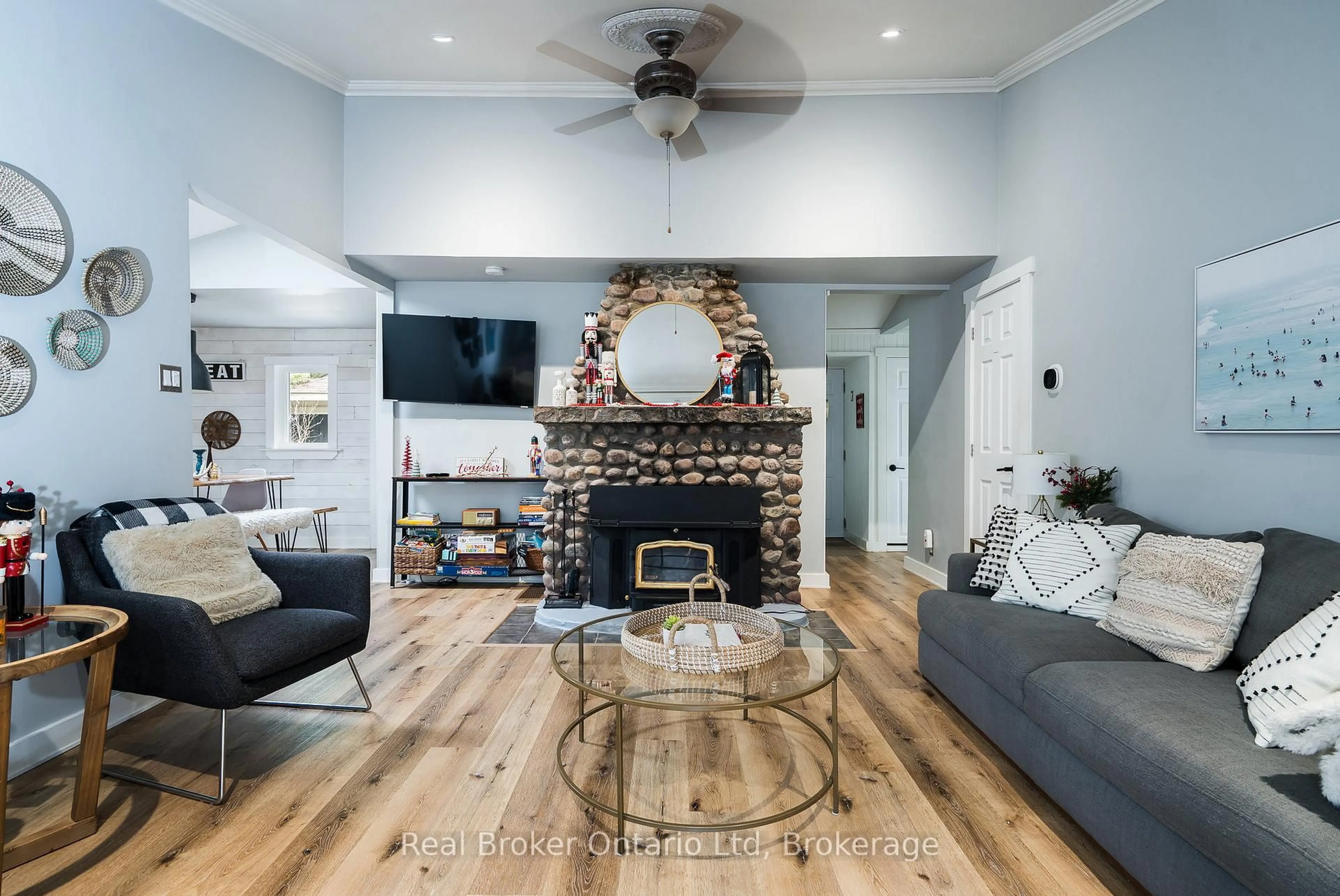 Living room with furniture, unknown for 1071 LAWSON Rd, Tiny Ontario L0L 1P0