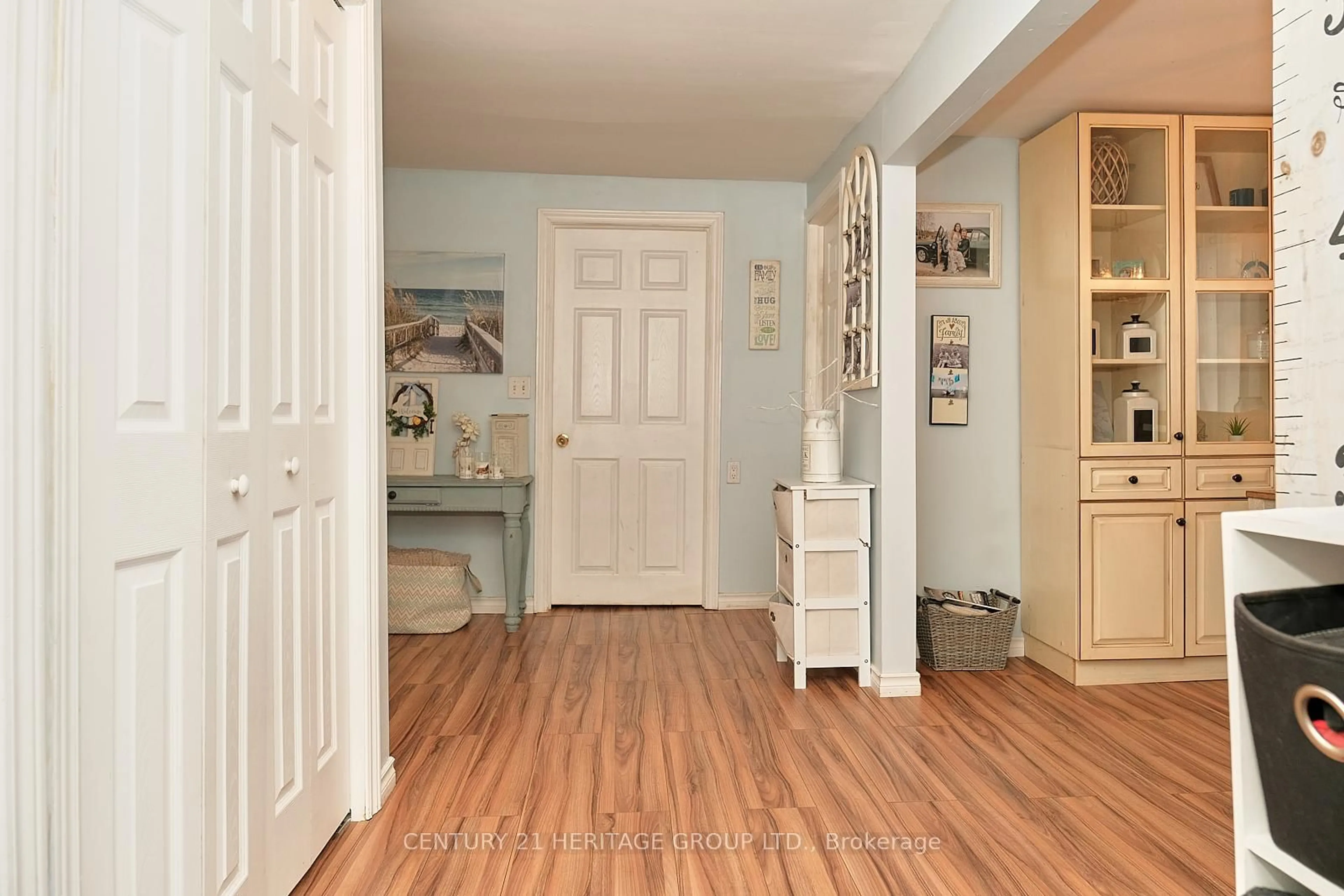 Indoor entryway for 1945 Penetanguishene Rd, Oro-Medonte Ontario L4M 4Y8
