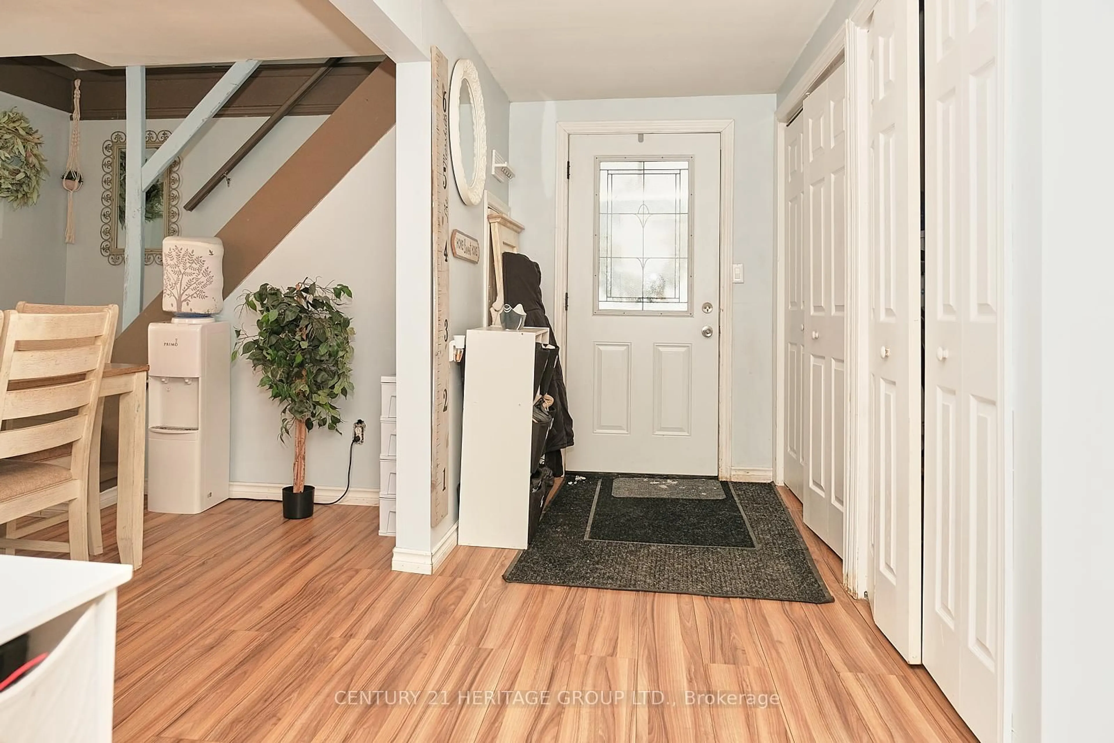 Indoor entryway for 1945 Penetanguishene Rd, Oro-Medonte Ontario L4M 4Y8