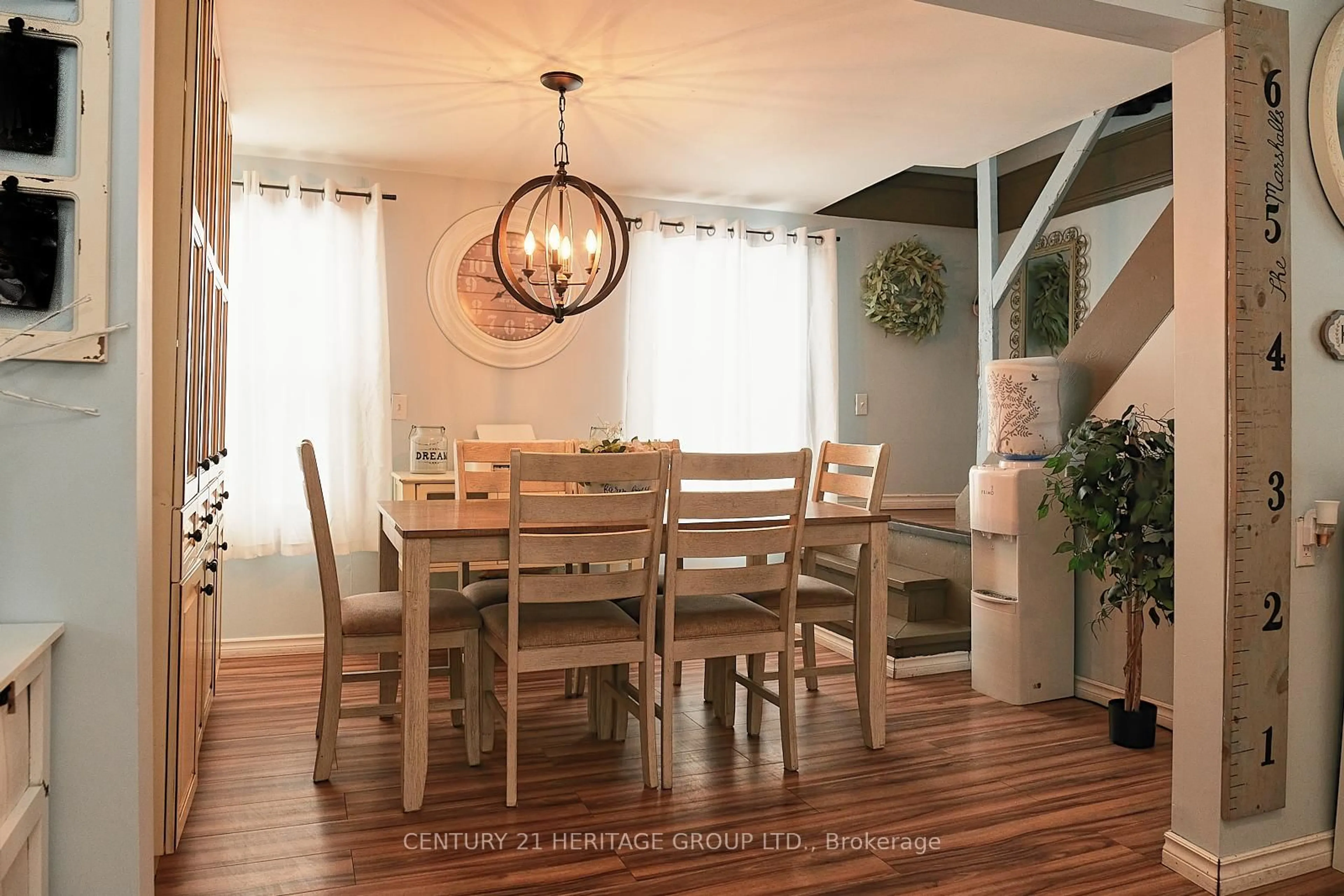 Dining room, wood/laminate floor for 1945 Penetanguishene Rd, Oro-Medonte Ontario L4M 4Y8