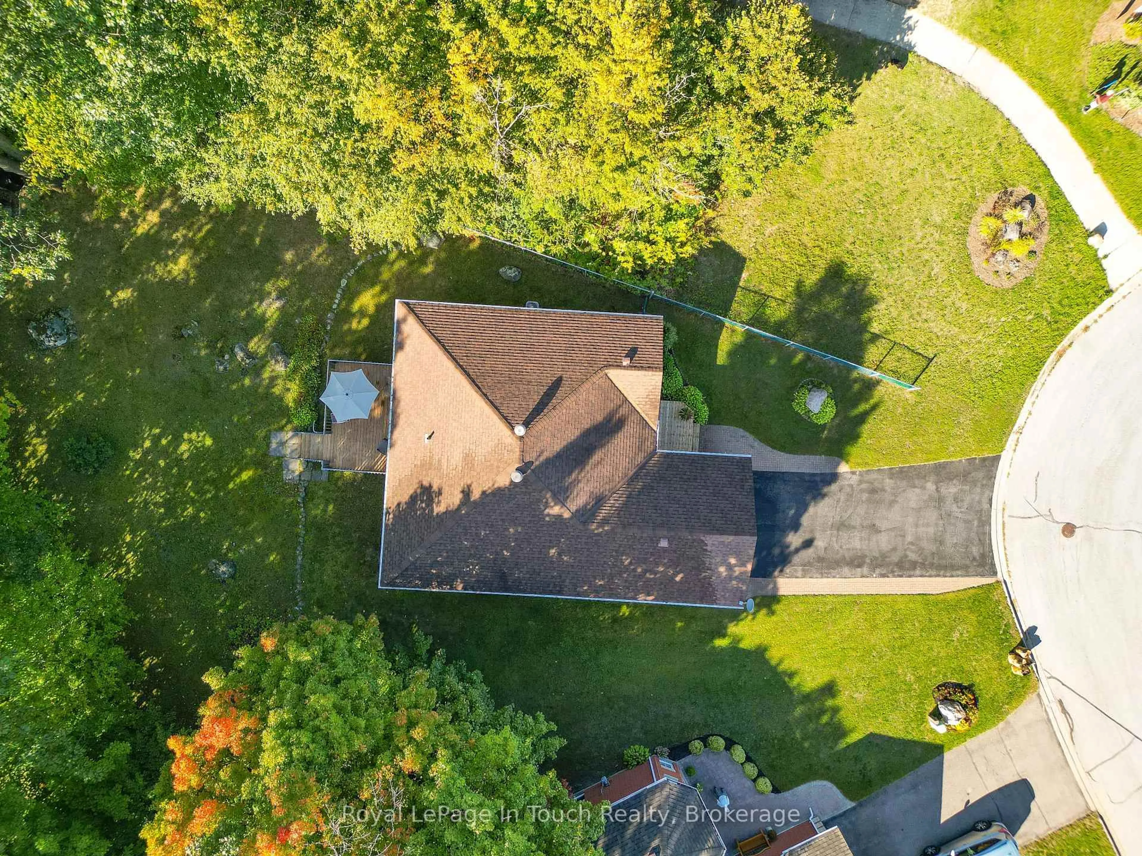 A pic from outside/outdoor area/front of a property/back of a property/a pic from drone, street for 28 Charles St, Penetanguishene Ontario L9M 2G6