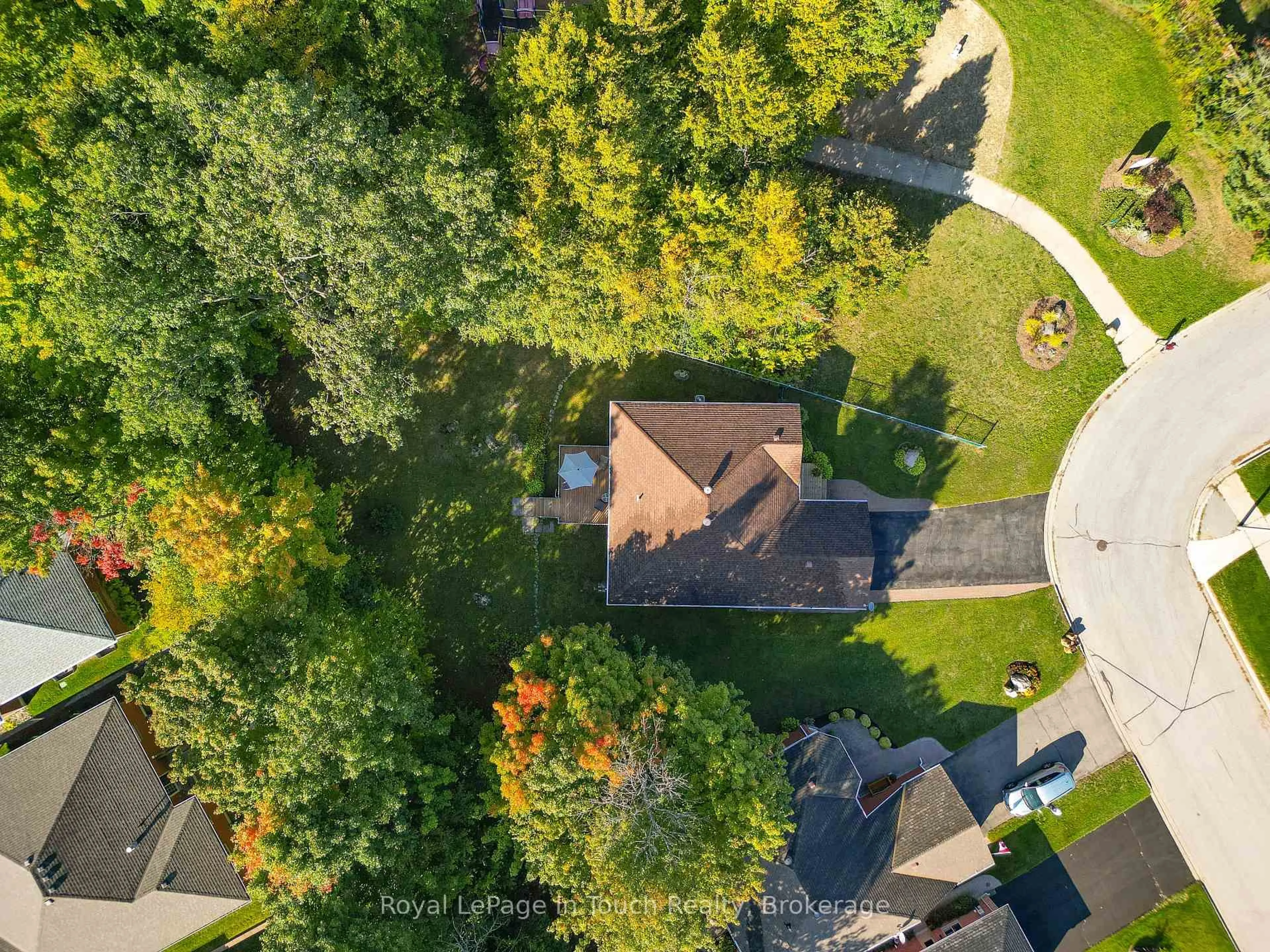A pic from outside/outdoor area/front of a property/back of a property/a pic from drone, street for 28 Charles St, Penetanguishene Ontario L9M 2G6