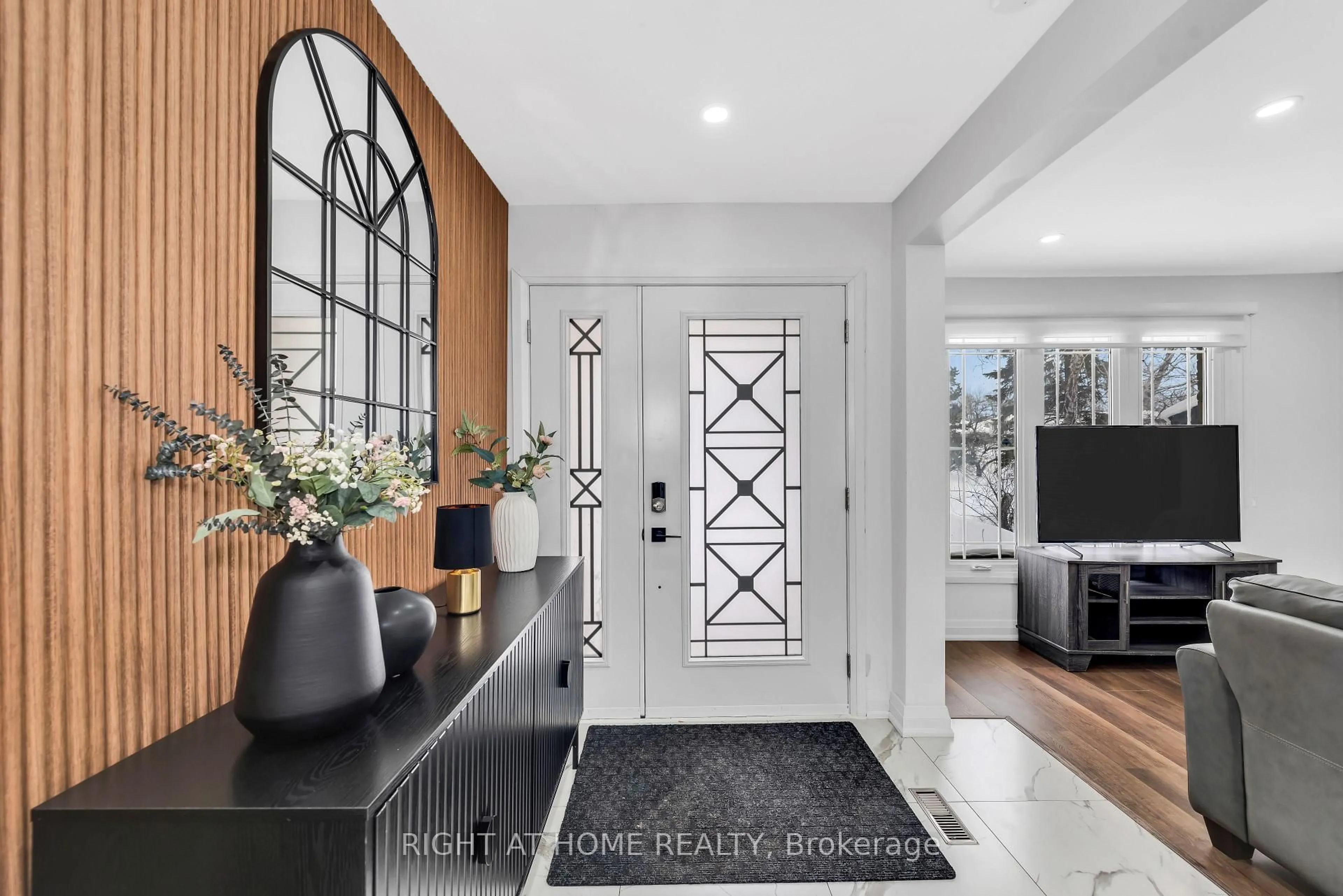 Indoor entryway for 5 Carol Rd, Barrie Ontario L4N 3P6