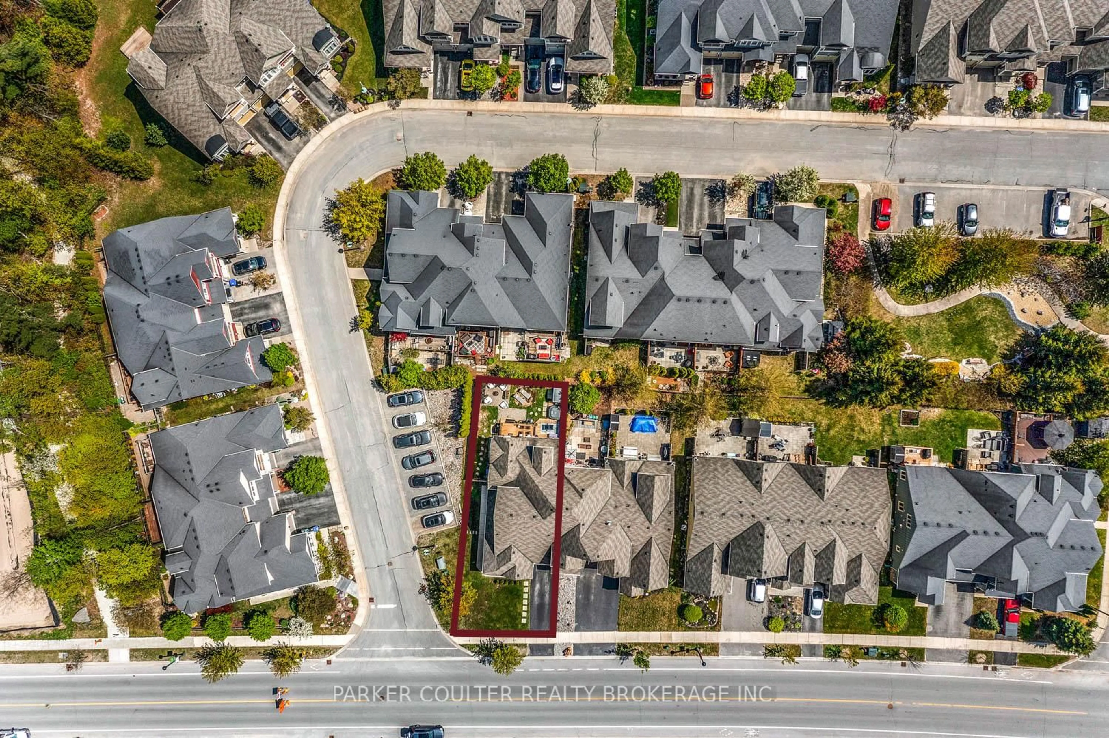 A pic from outside/outdoor area/front of a property/back of a property/a pic from drone, street for 300 Stonebridge Blvd, Wasaga Beach Ontario L9Z 0E7