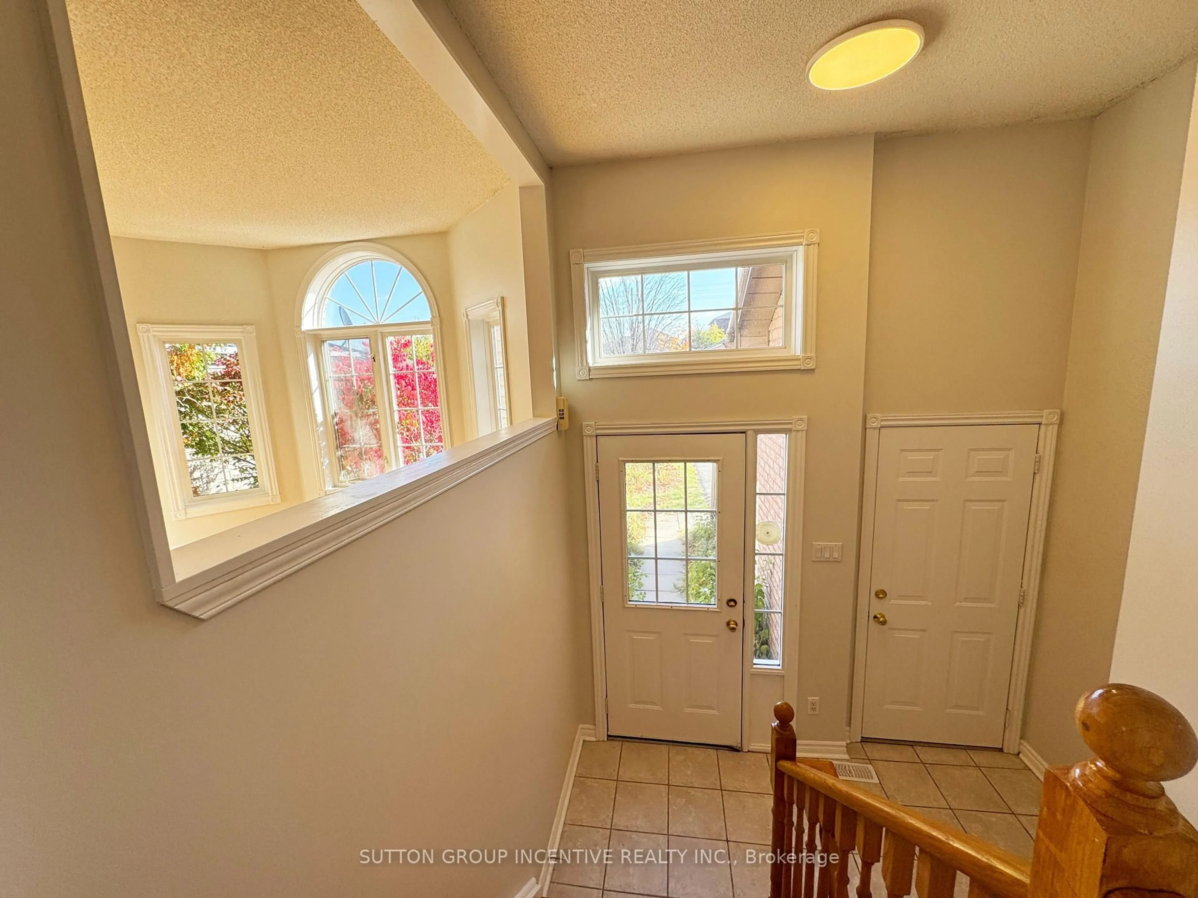 Indoor entryway for 18 Forest Dale Dr, Barrie Ontario L4M 6M7