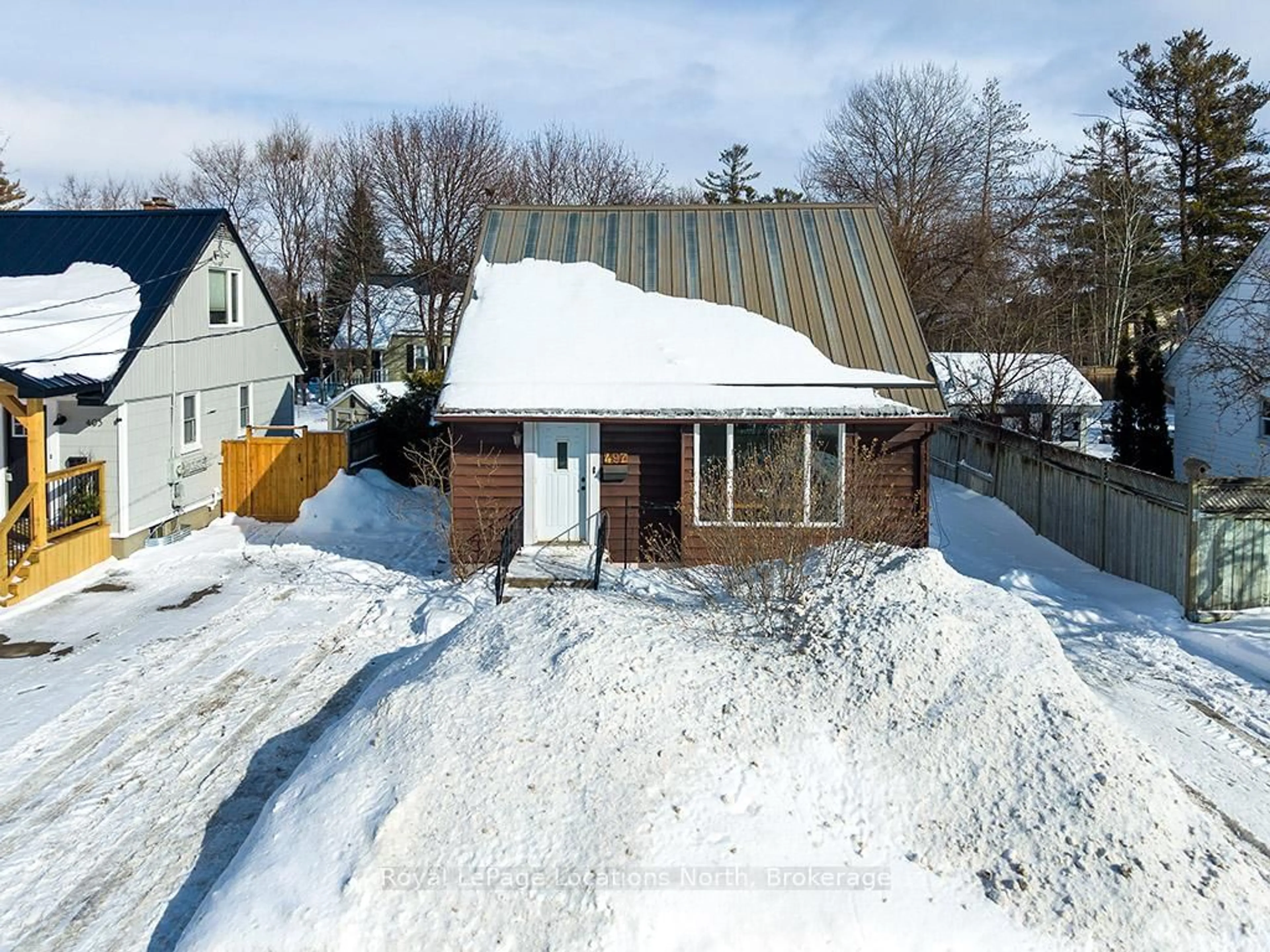 A pic from outside/outdoor area/front of a property/back of a property/a pic from drone, street for 497 Maple St, Collingwood Ontario L9Y 2S6