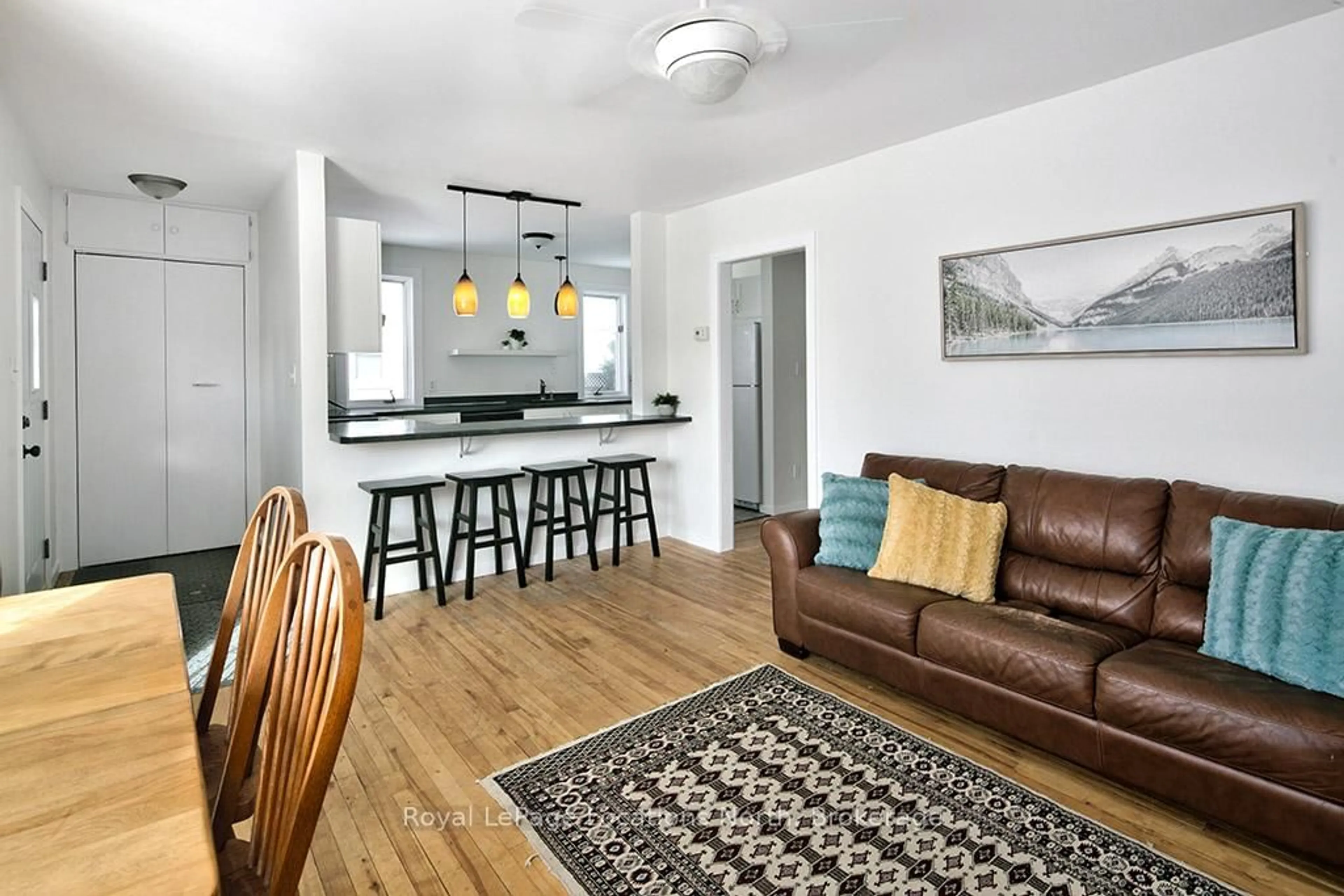 Open concept kitchen, wood/laminate floor for 497 Maple St, Collingwood Ontario L9Y 2S6