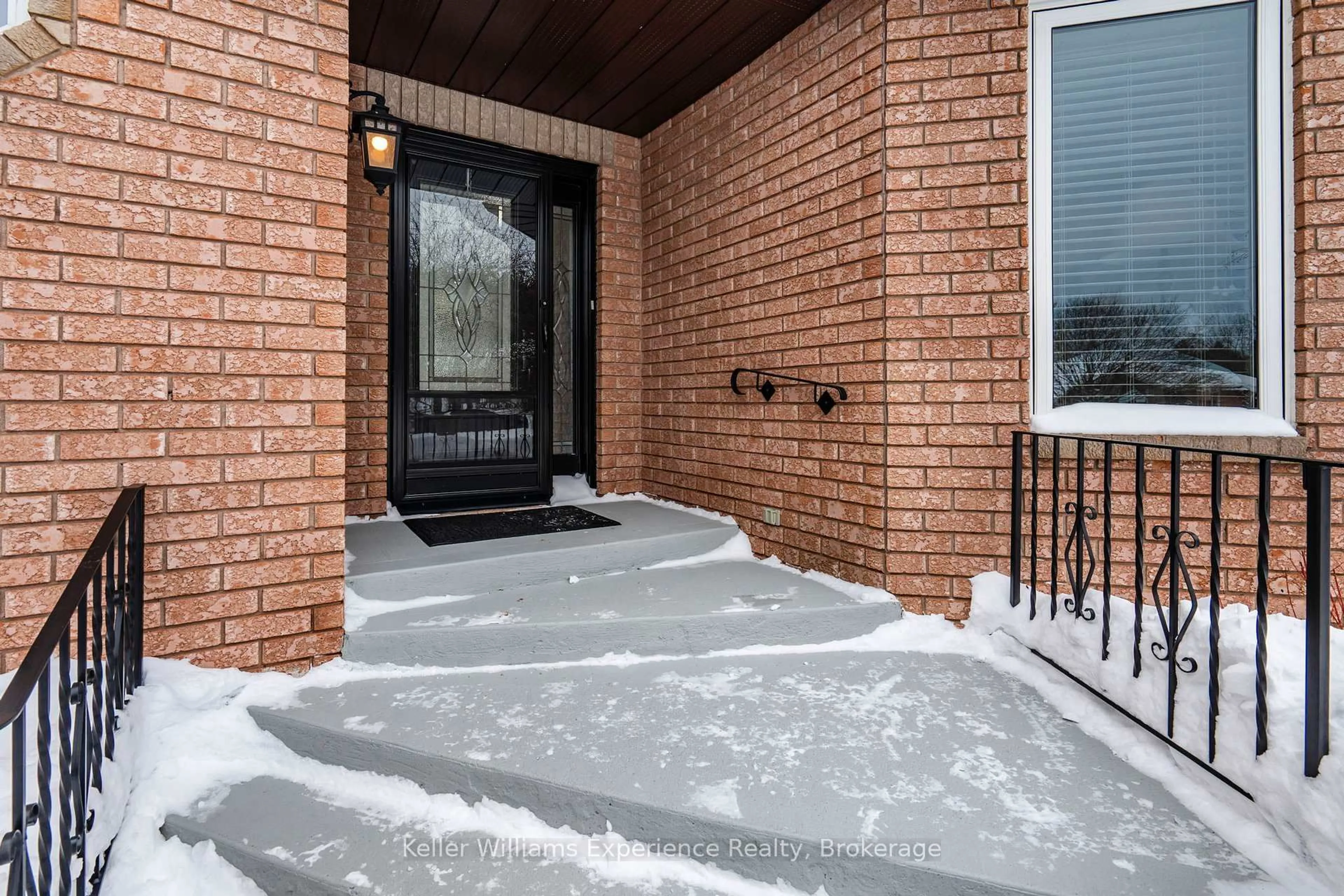 Indoor entryway for 11 Copeland St, Penetanguishene Ontario L9M 1K3