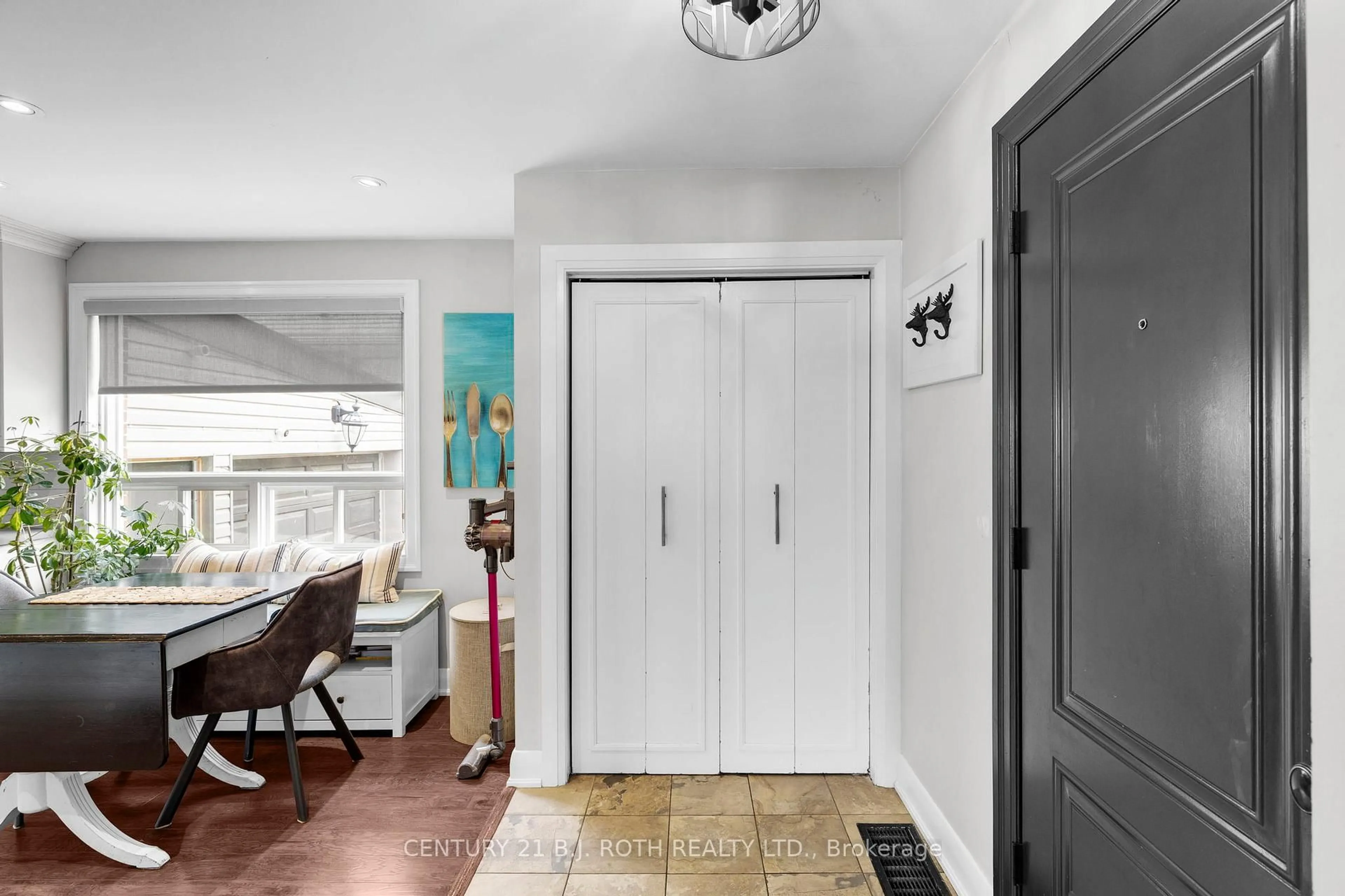 Indoor entryway for 14 ST VINCENT St, Barrie Ontario L4M 3Y2