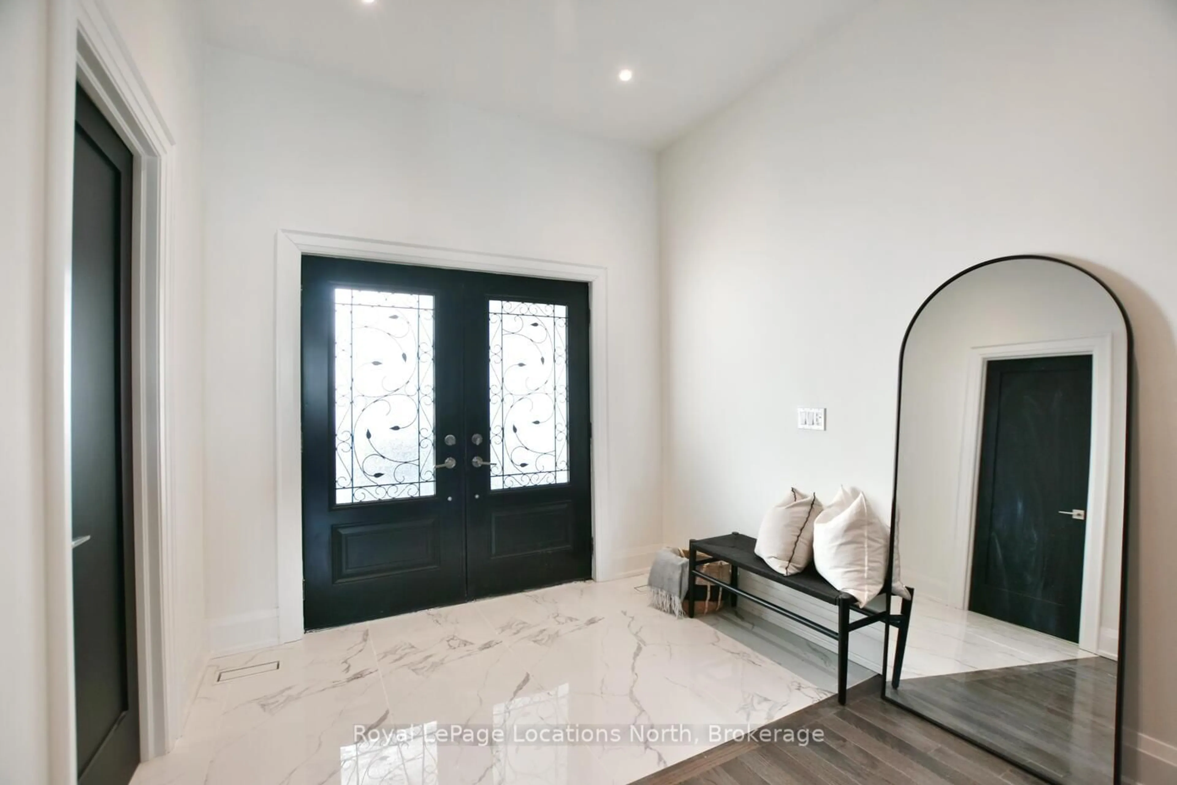 Indoor entryway for 1092 County Road 124 Rd, Clearview Ontario N0C 1M0