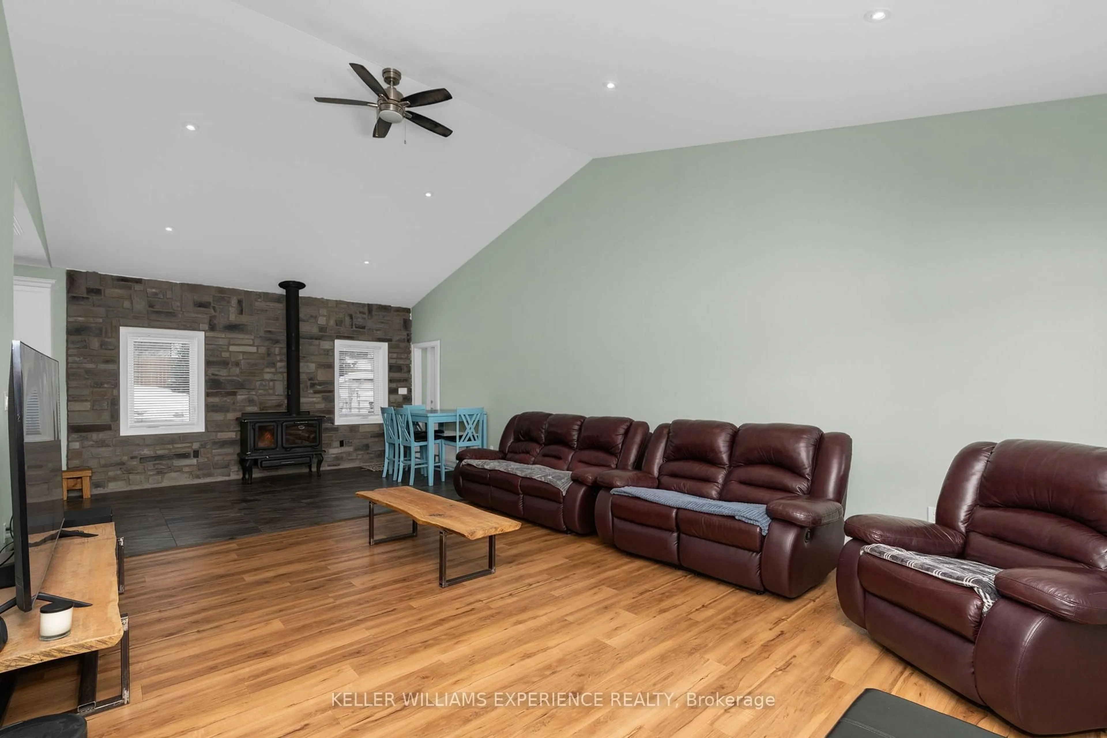 Living room with furniture, wood/laminate floor for 24 Rue Helene, Tiny Ontario L9M 0H1