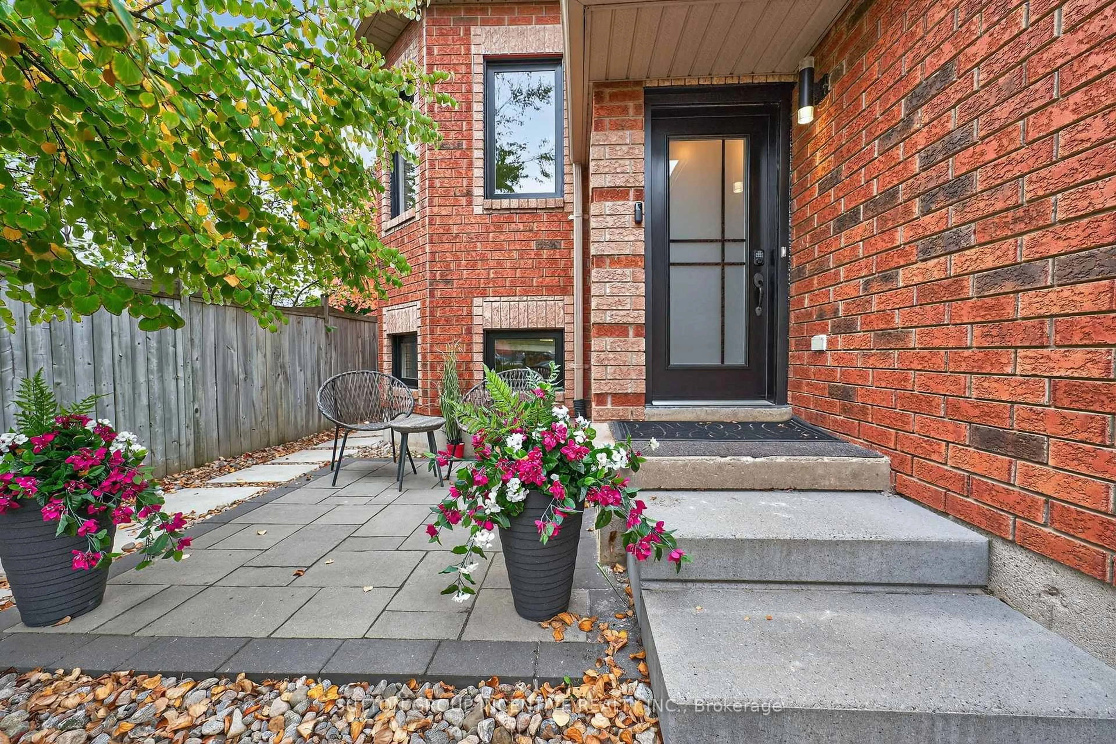 Home with brick exterior material, street for 124 Hanmer St, Barrie Ontario L4M 6V9