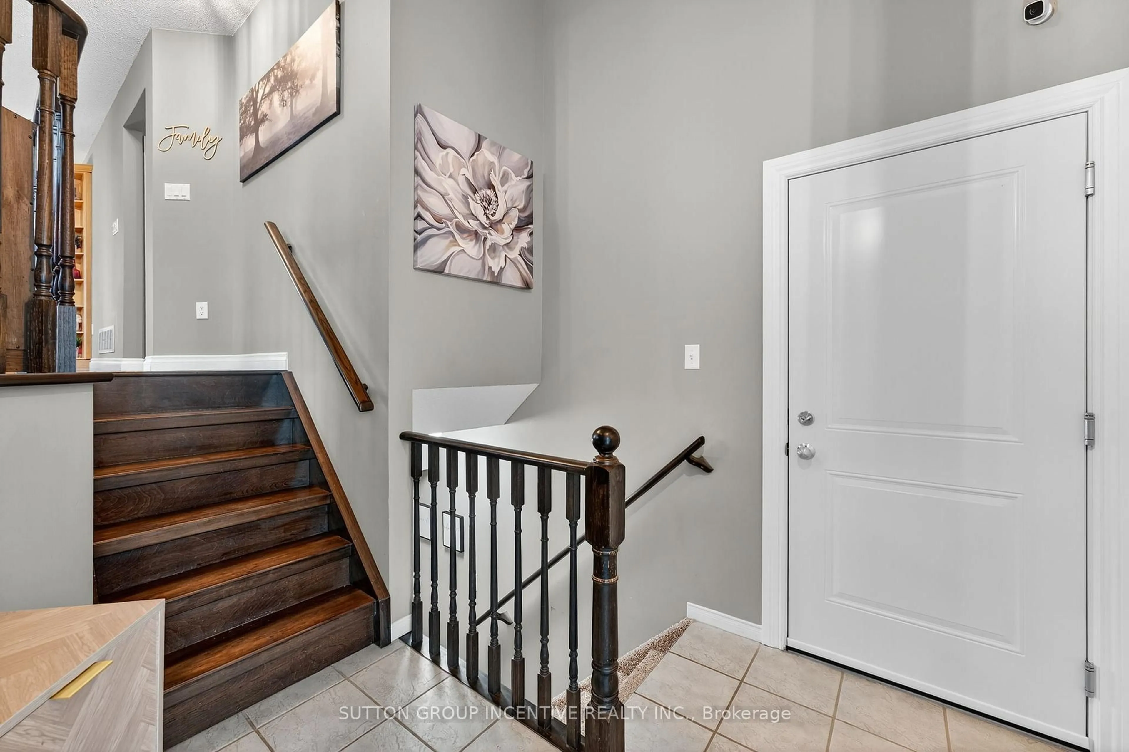 Indoor entryway for 124 Hanmer St, Barrie Ontario L4M 6V9