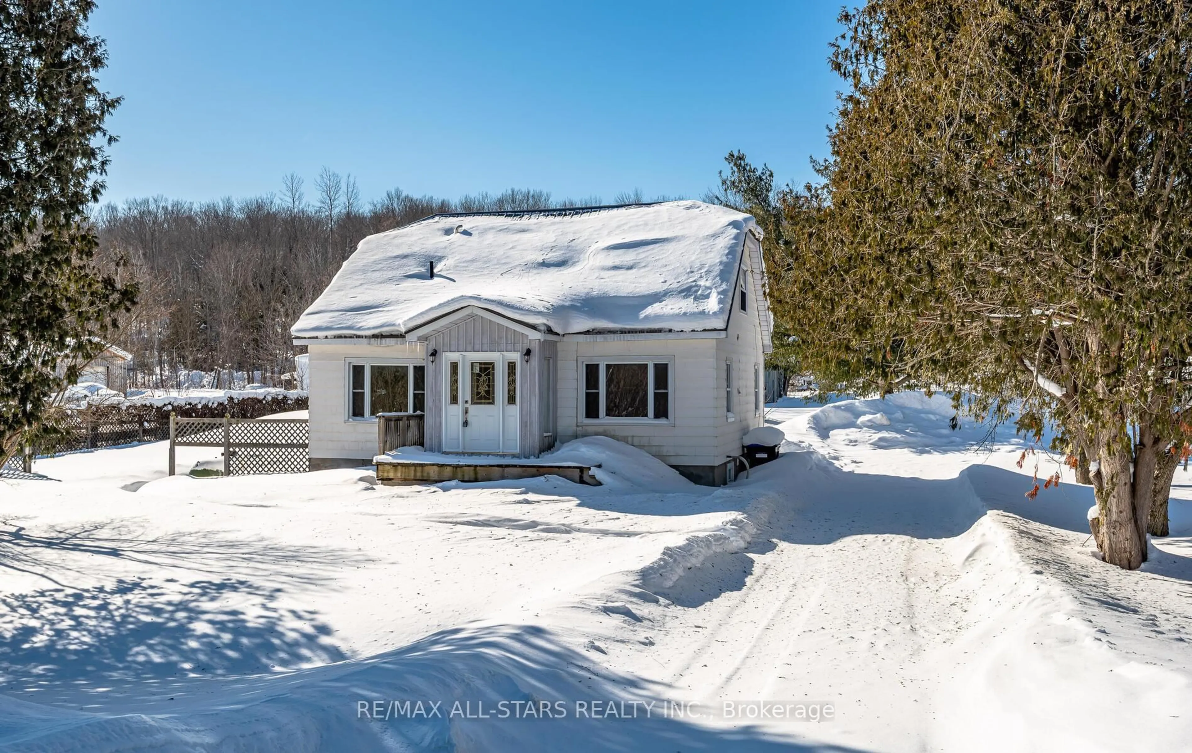 A pic from outside/outdoor area/front of a property/back of a property/a pic from drone, unknown for 12530 County Road 16 Rd, Severn Ontario L0K 2C0