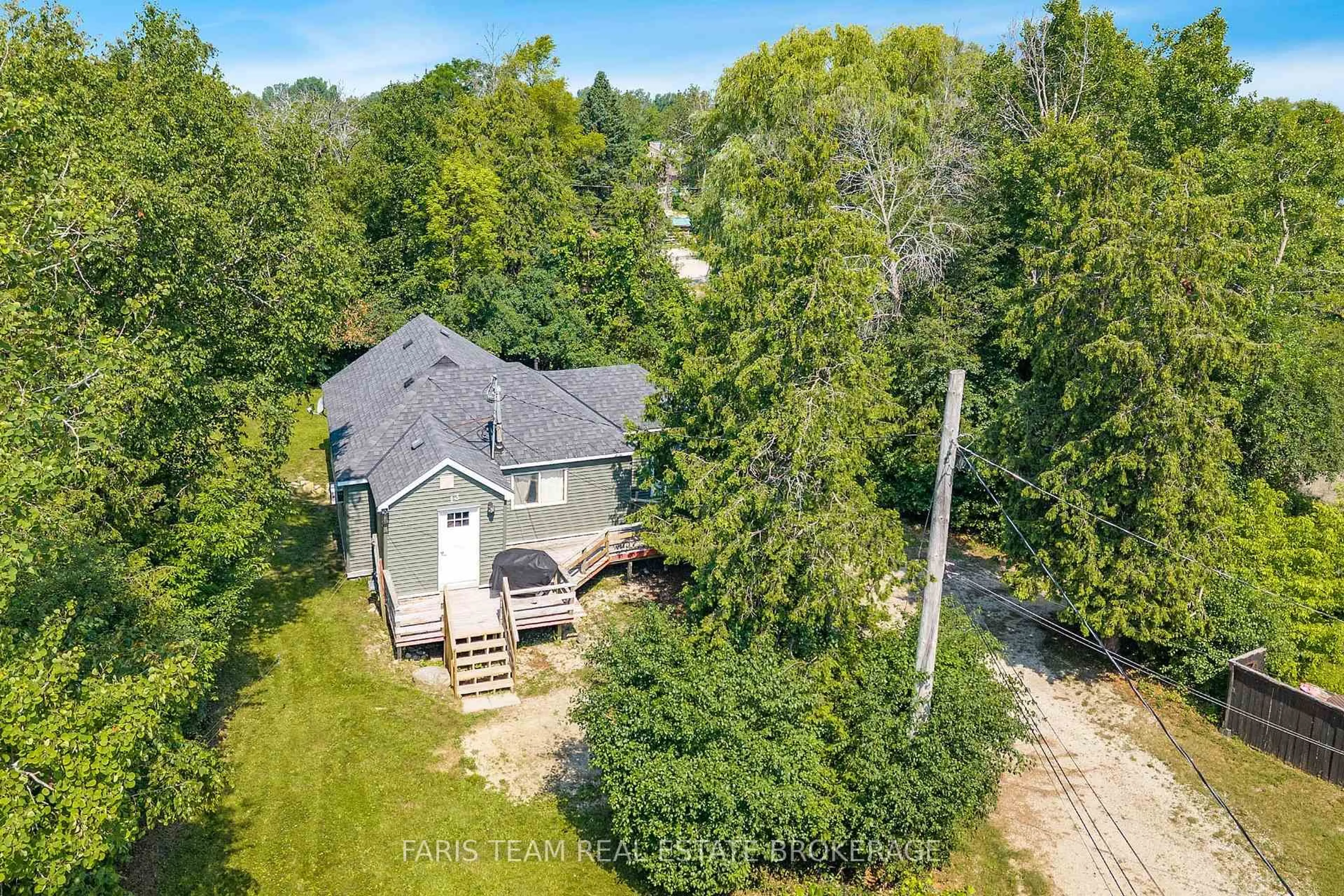 A pic from outside/outdoor area/front of a property/back of a property/a pic from drone, unknown for 13 Arthur St, Collingwood Ontario L9Y 3Z1