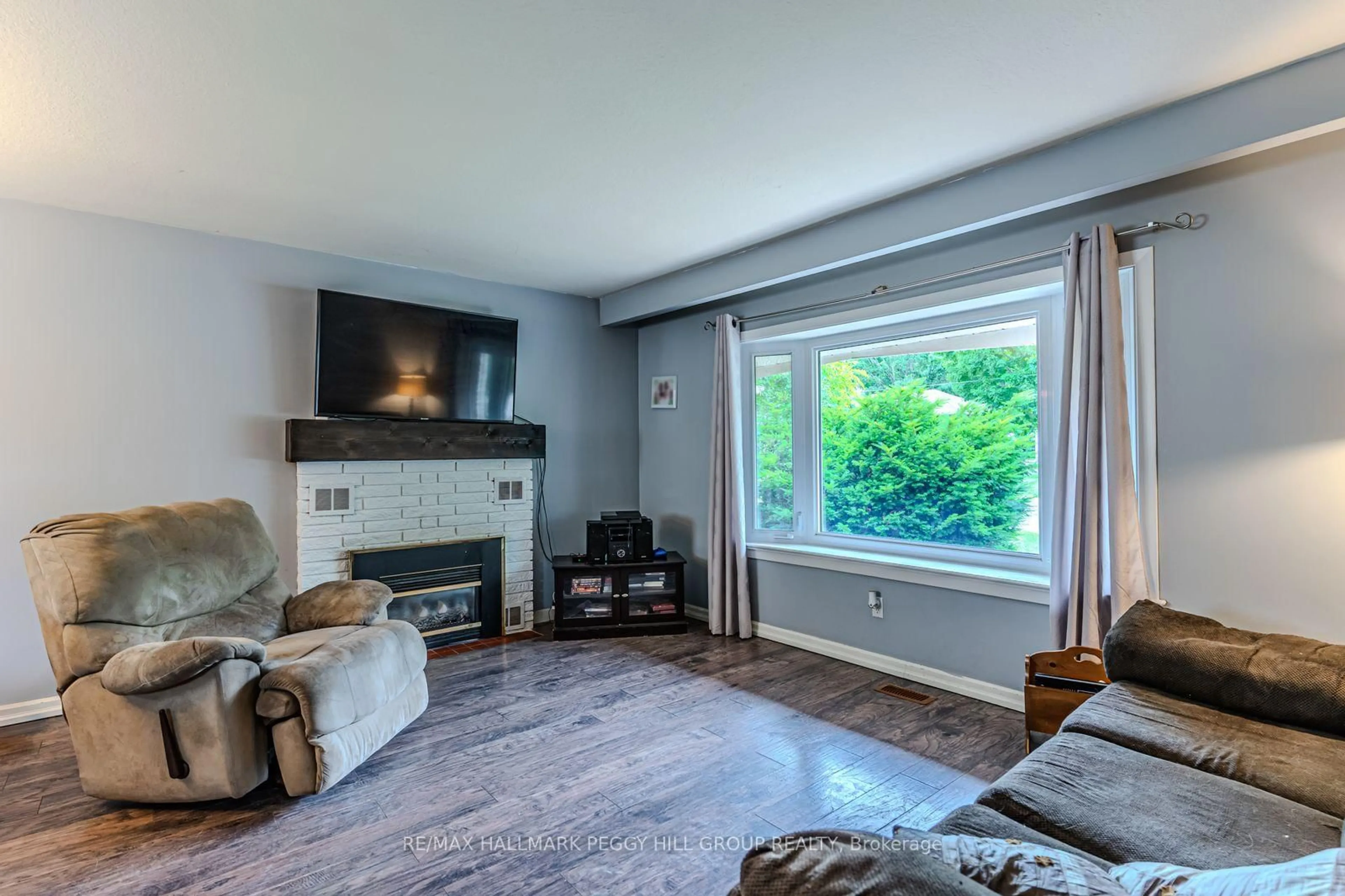 Living room with furniture, unknown for 423 Mary St, Orillia Ontario L3V 3G5