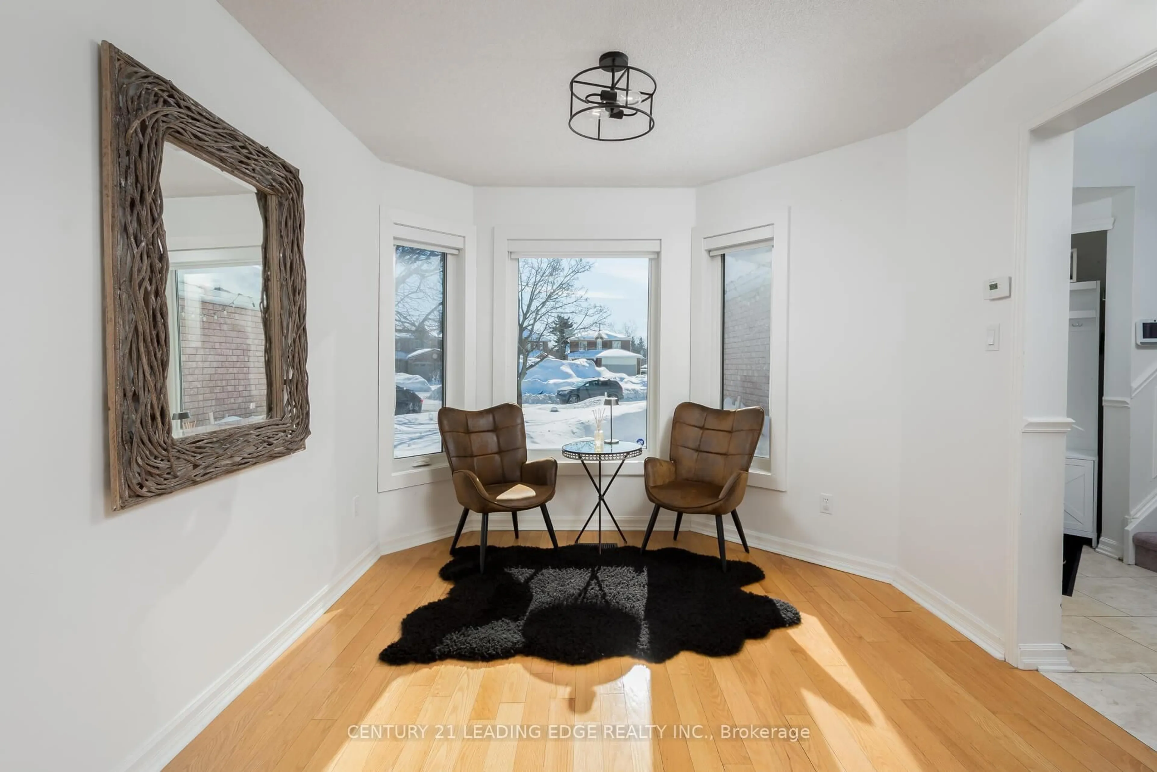 Indoor entryway for 13 Gordon Crt, Barrie Ontario L4N 7A4