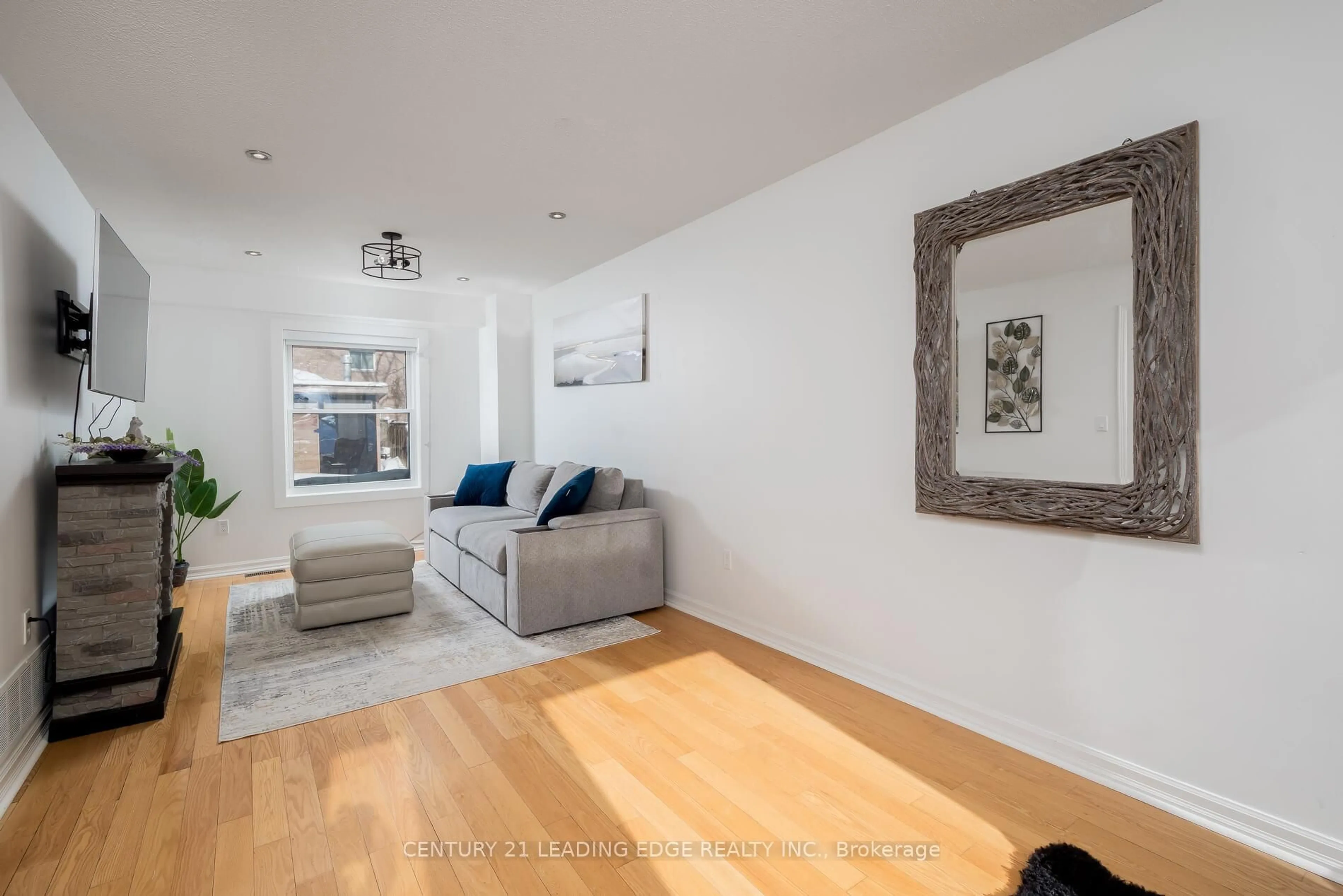 Living room with furniture, wood/laminate floor for 13 Gordon Crt, Barrie Ontario L4N 7A4