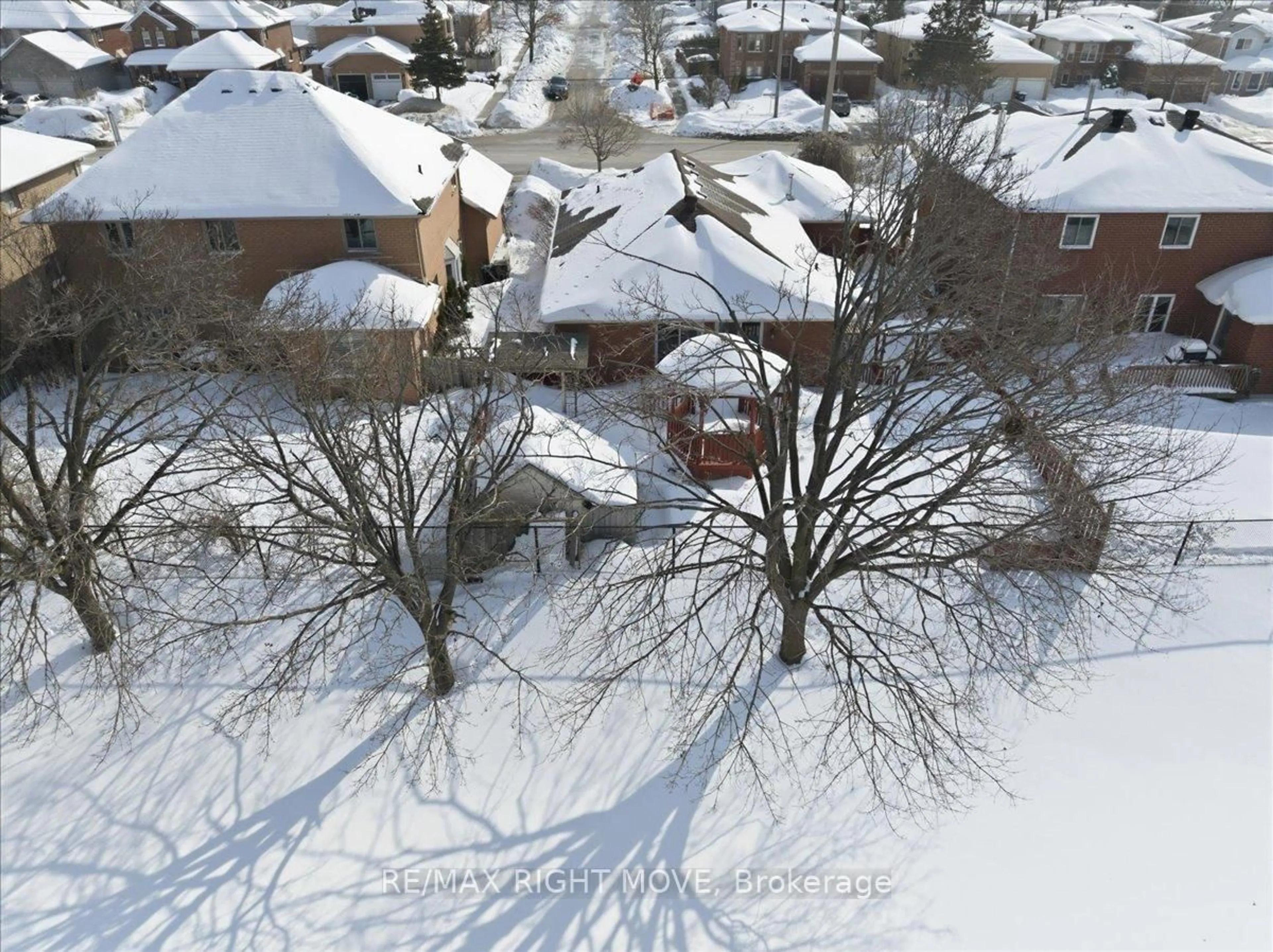 A pic from outside/outdoor area/front of a property/back of a property/a pic from drone, street for 110 Livingstone St, Barrie Ontario L4N 7J4