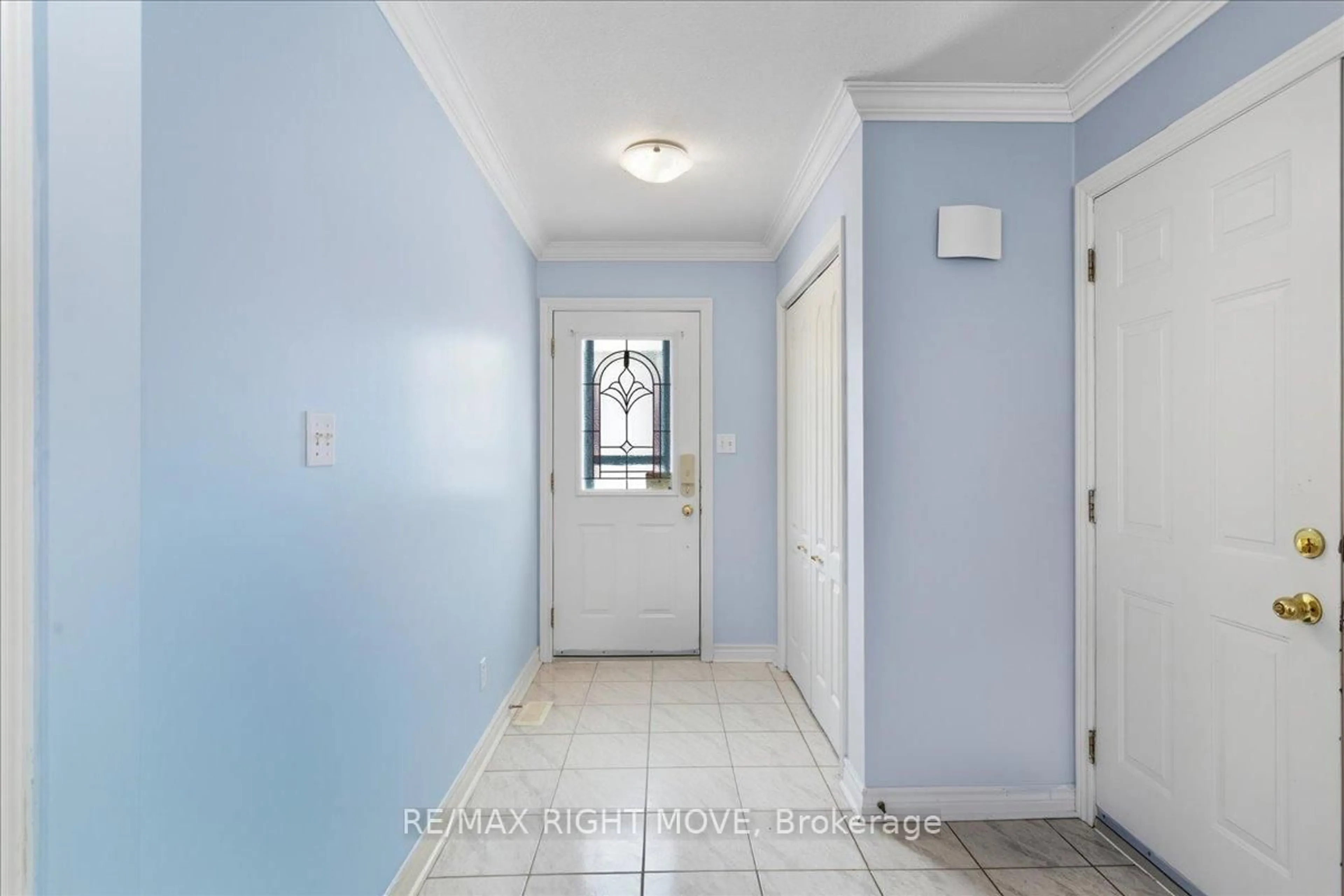 Indoor entryway for 110 Livingstone St, Barrie Ontario L4N 7J4